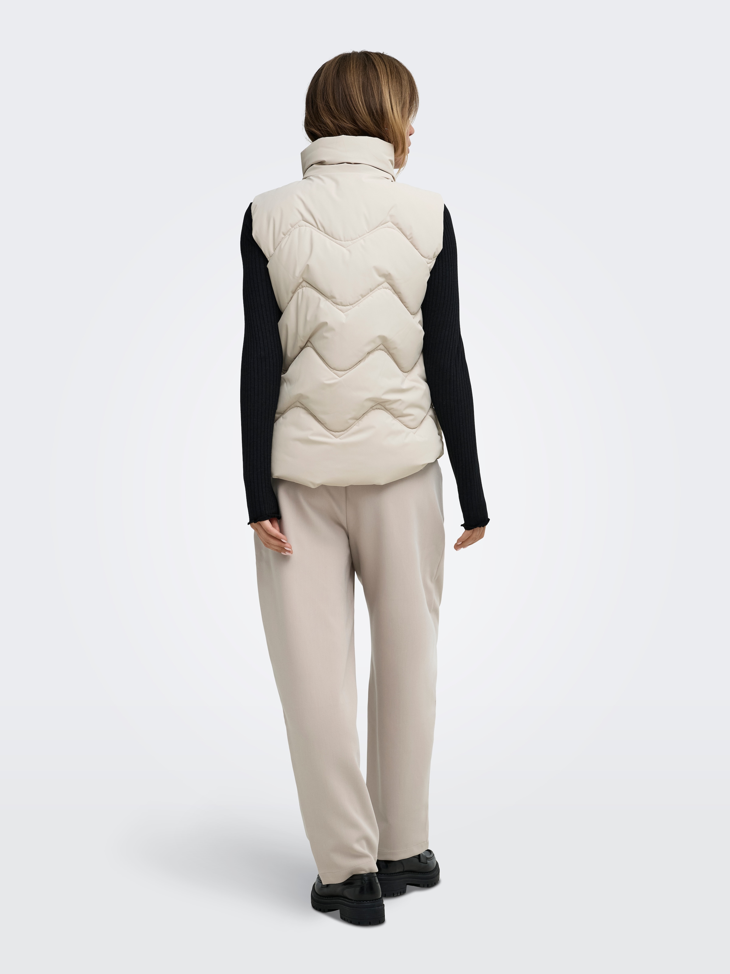 JDY Gilet matelassé »JDYPOWER SHORT WAISTCOAT OTW HAB« fibre synthétique