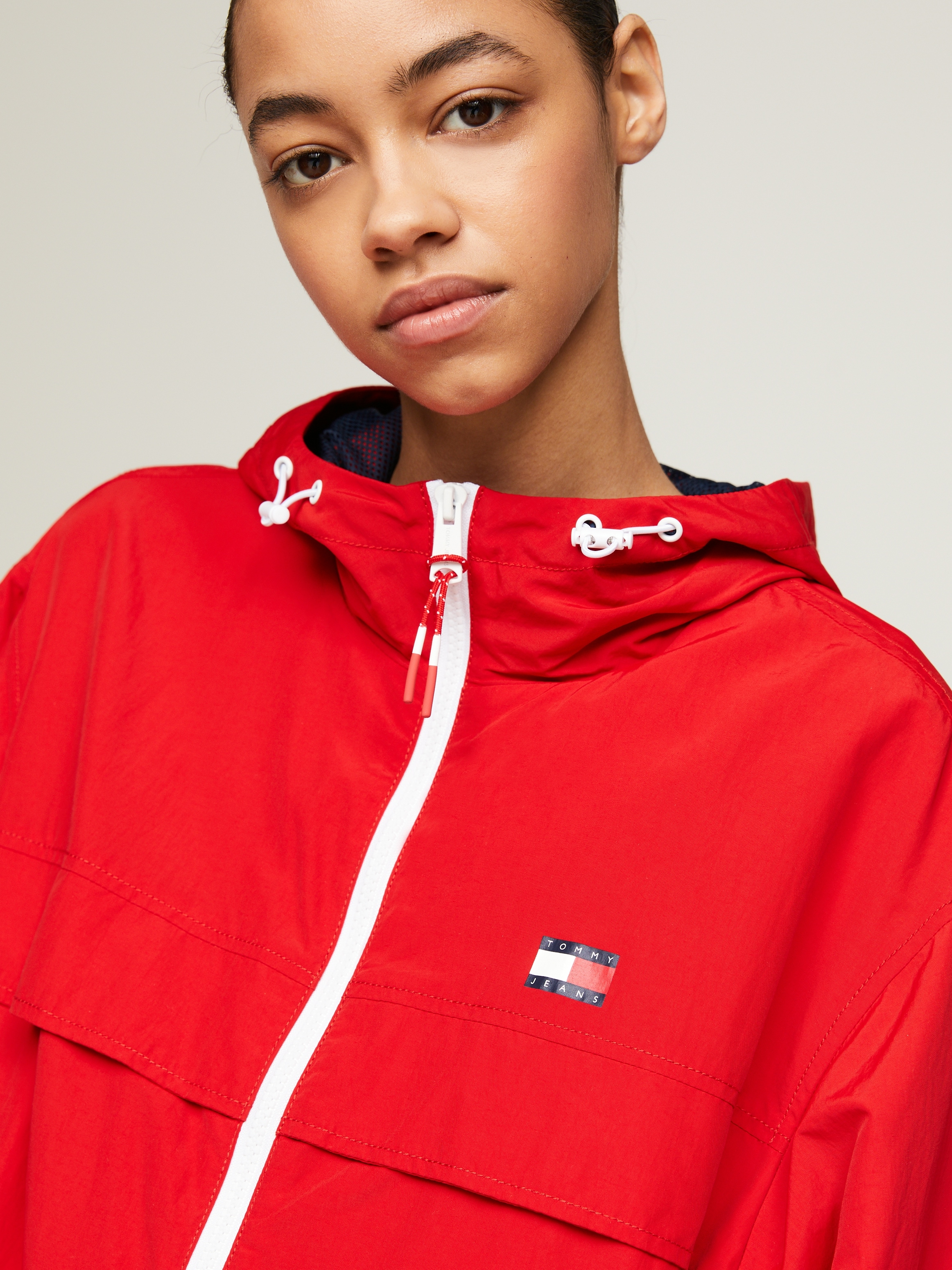 Tommy Jeans Windbreaker »TJW CHICAGO WINDBREAKER EXT«, mit Kapuze, mit kontrastfarbenen Reissverschlüssen