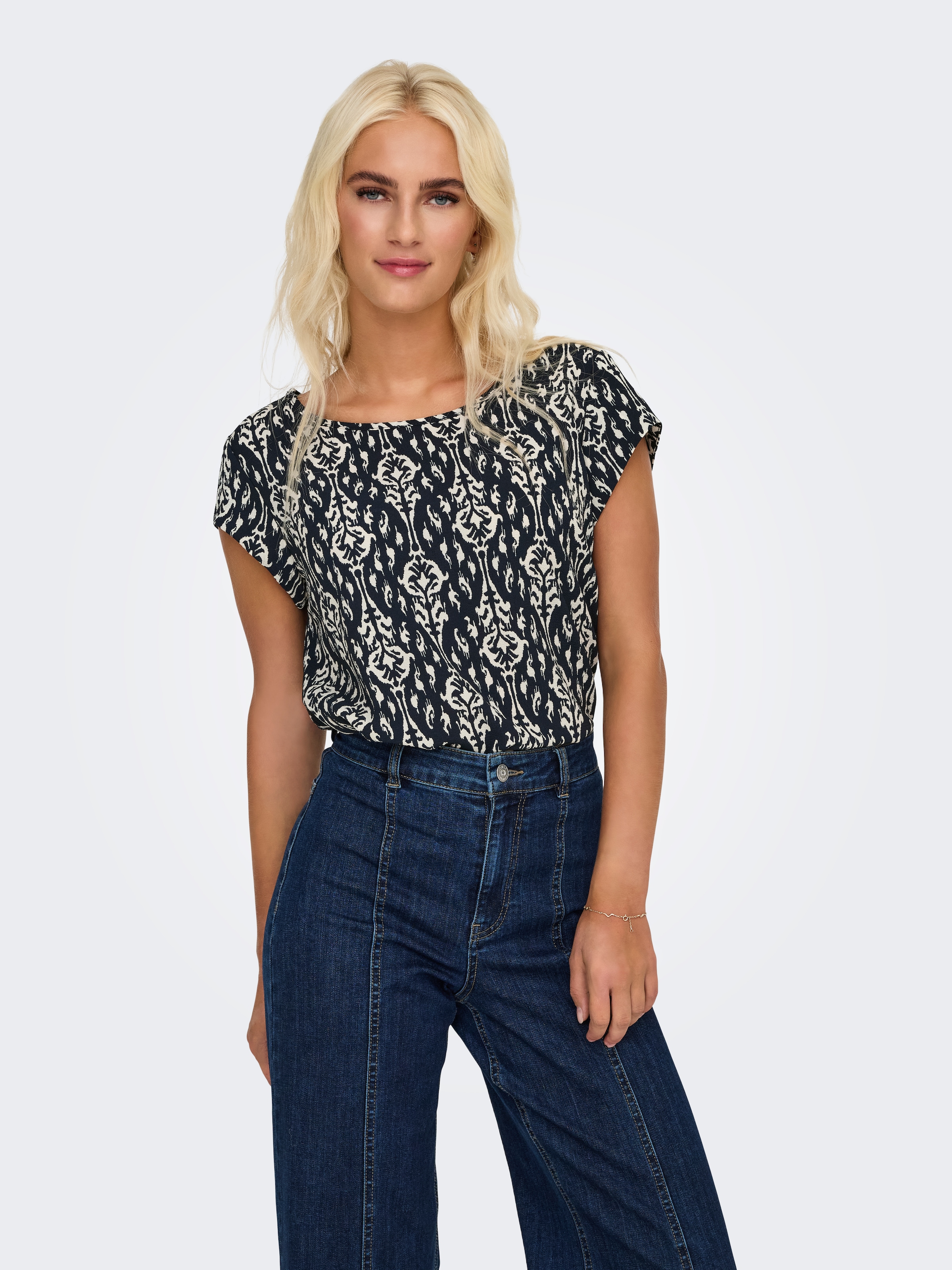Image of ONLY Shirtbluse "ONLVIC S/S AOP TOP NOOS PTM" mit Allover Druck