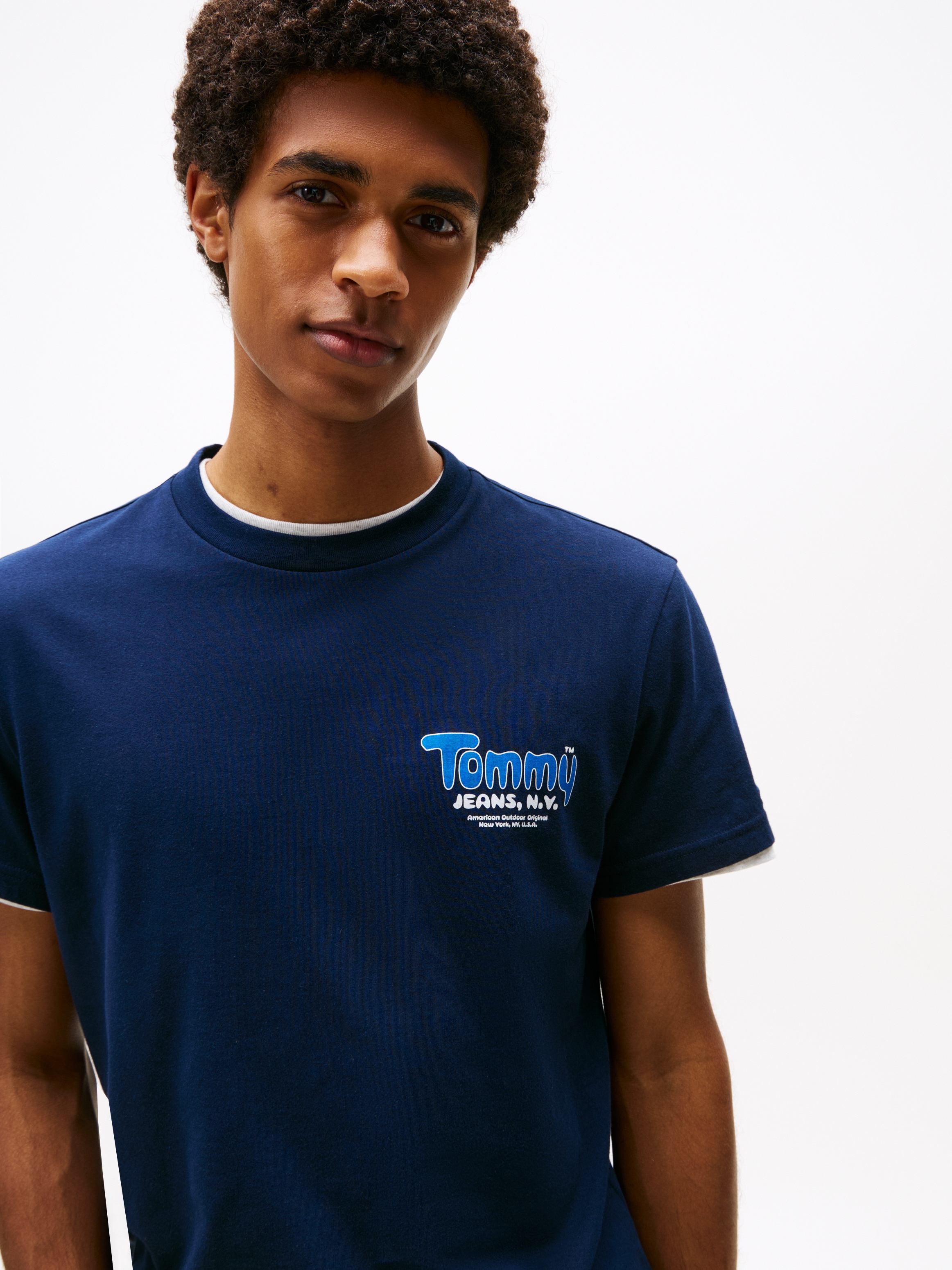 Tommy Jeans T-Shirt »FONT PLAY TEE«, Slim fit mit Rundhalsausschnitt