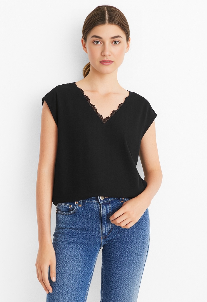 Image of pieces Kurzarmshirt "PCKAMALA LACE V-NECK TEE JRS NOOS BC"