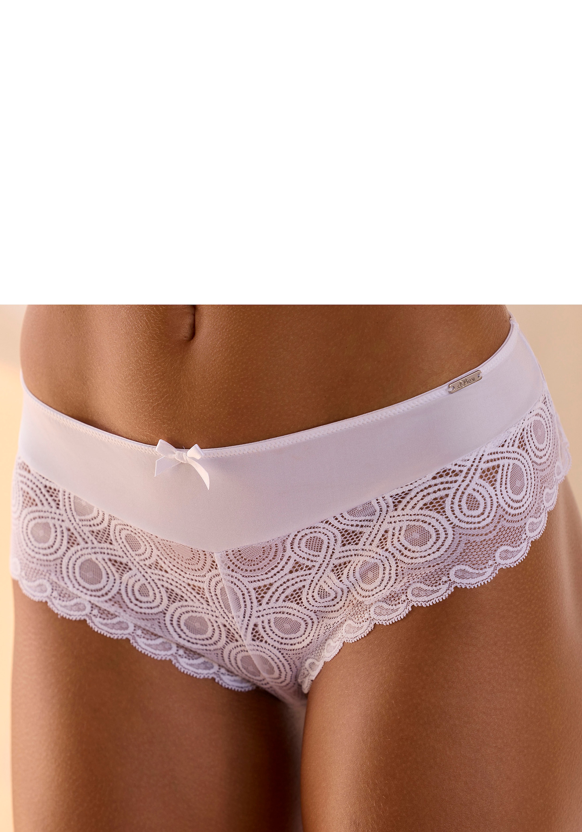 Stringpanty, mit extravaganter Spitze und Zierschleife