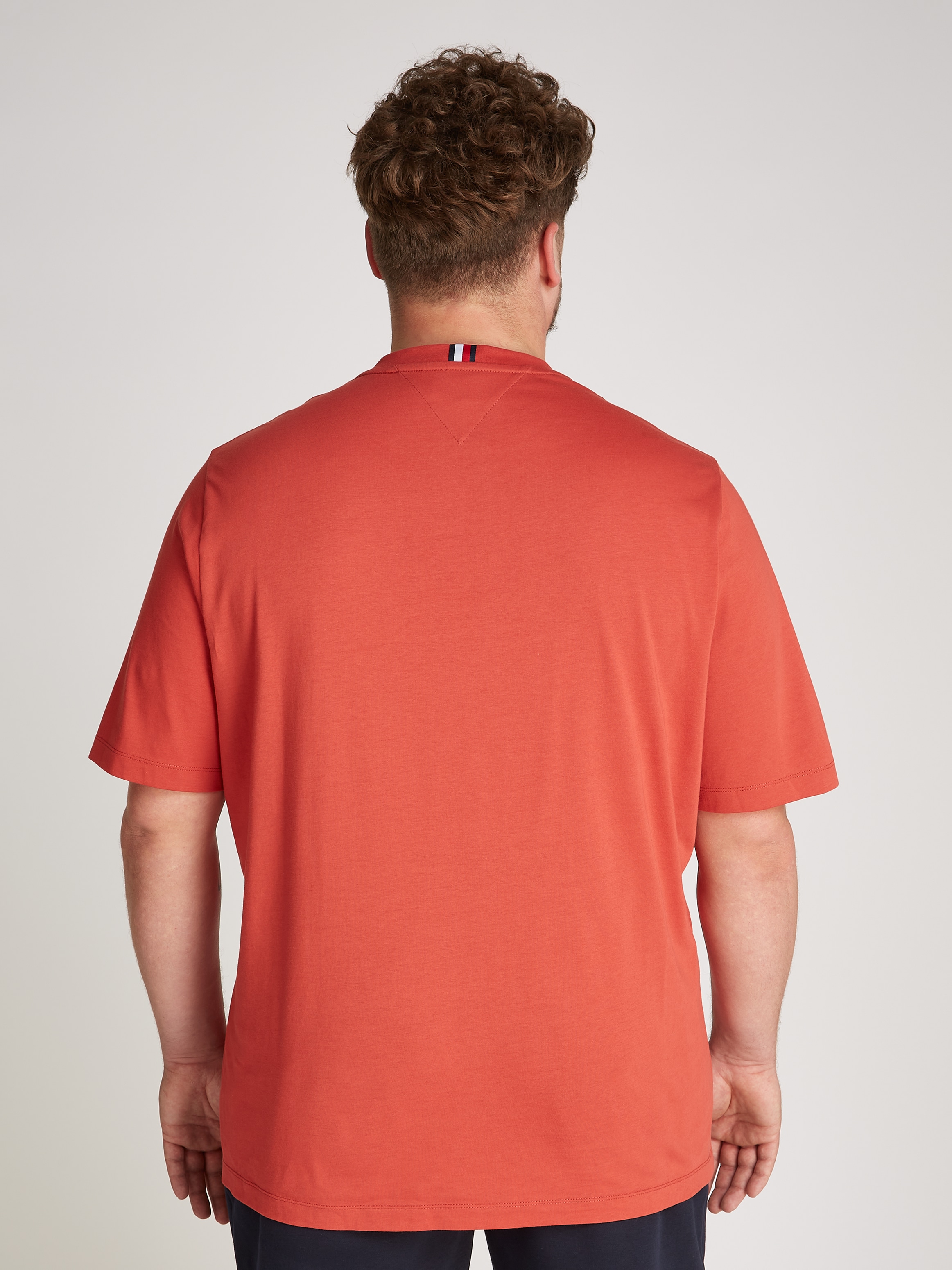 Tommy Hilfiger Big & Tall T-Shirt »BT-CHEST STRIPE TEE-B«, Grosse Grössen mit Logostickerei