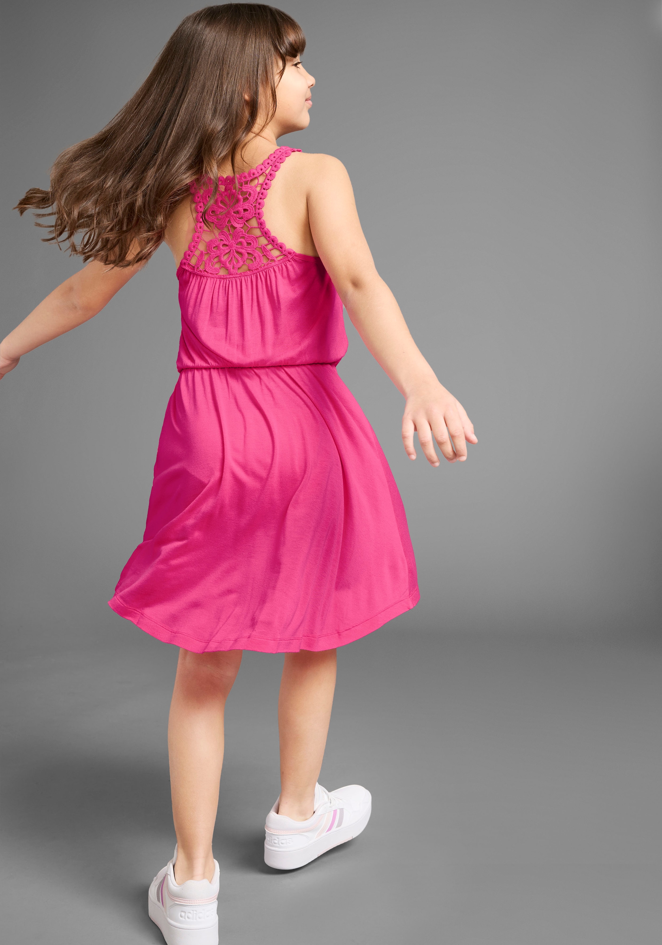 KIDSWORLD Jerseykleid »mit aufwendiger Spitze im Rücken«, Weich fallendes Viskosekleid
