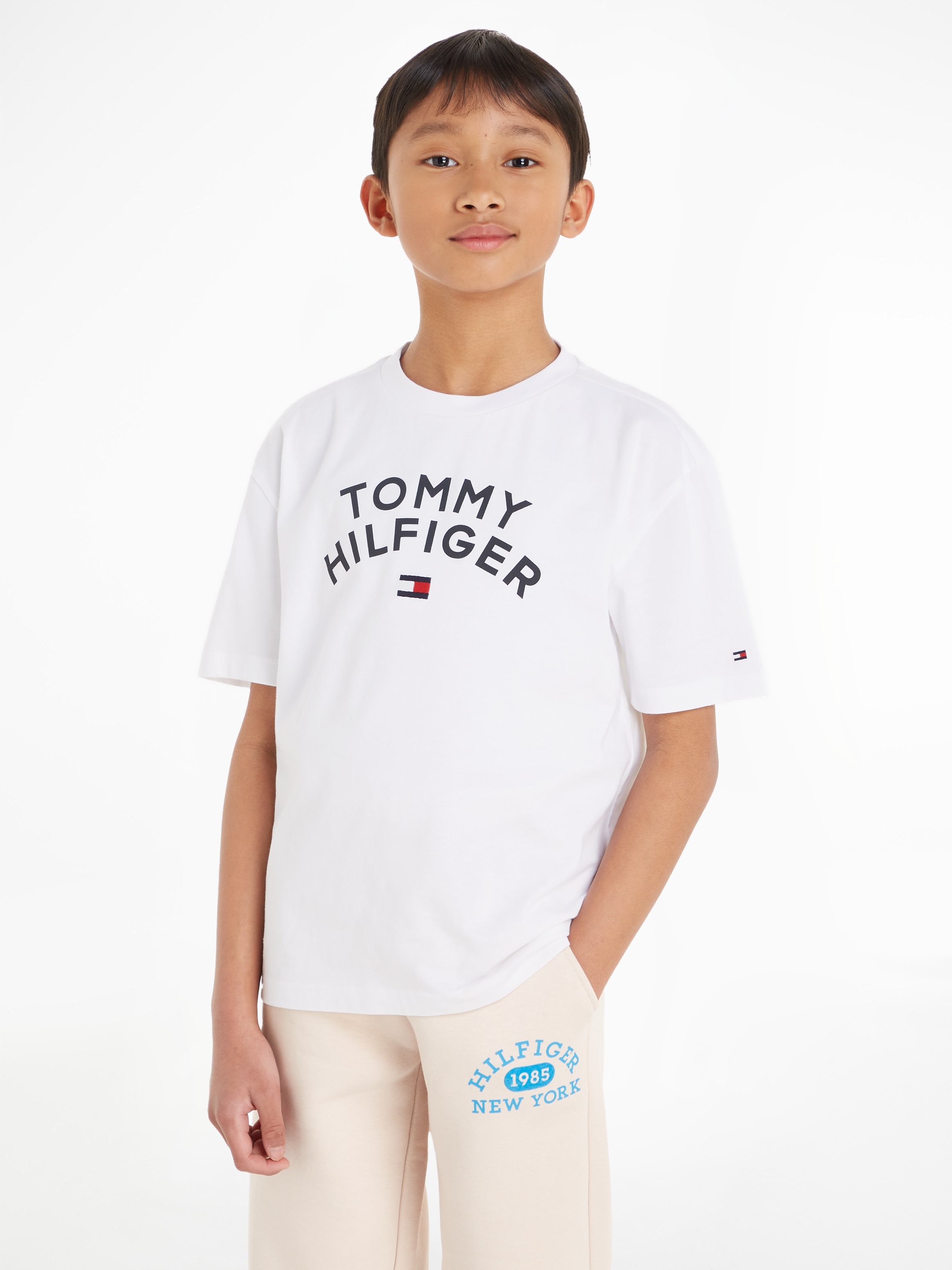 versandkostenfrei »TOMMY Hilfiger HILFIGER shoppen FLAG Tommy Mindestbestellwert T-Shirt ohne - Trendige TEE«