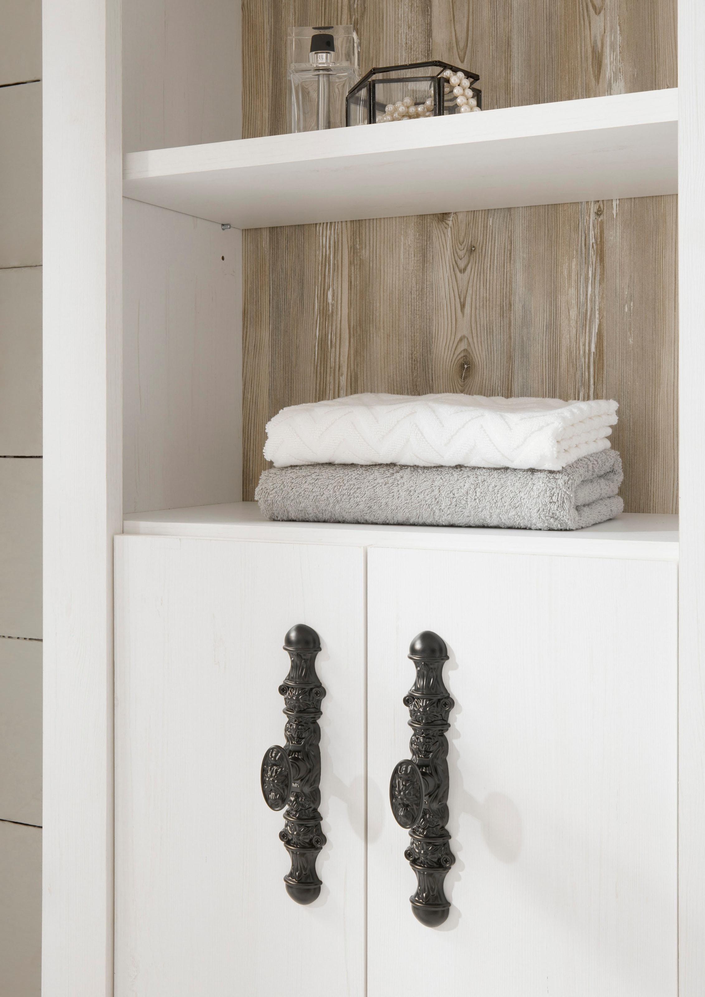 Home affaire Badmöbel-Set »Florenz, Bad im Landhausstil, 5-teiliges Badezimmer«, (5 St.), Hänge-Waschtisch, Schränke, Wandboard und Spiegel, in Pinie Weiss