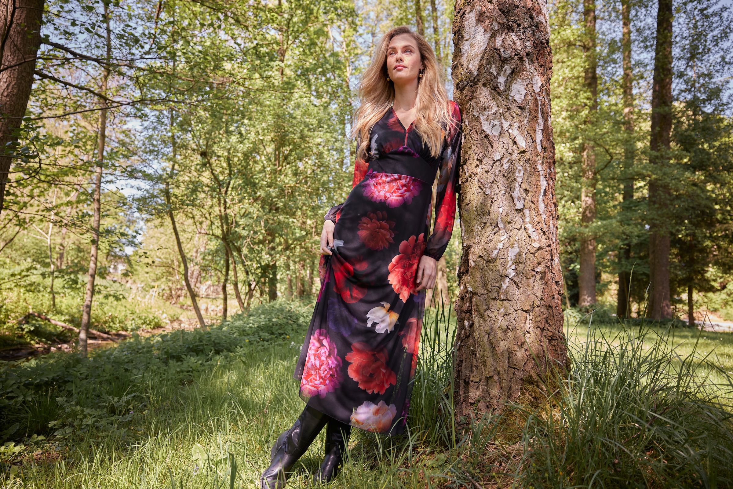 Aniston CASUAL Maxikleid, mit farbenfrohen, grossflächigen Blüten bedruckt - NEUE KOLLEKTION