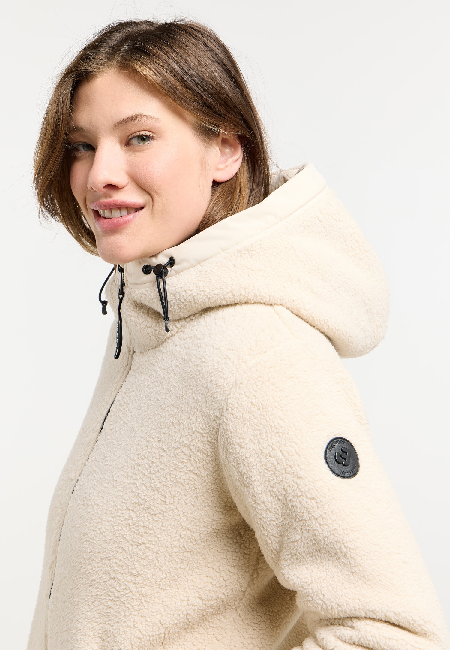 Ragwear Veste polaire »COUSY SHORT« avec capuche longueur hanches, avec fermeture éclair, coupe cintrée