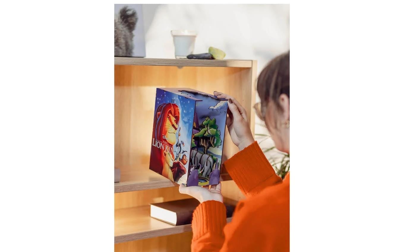 Revell® Modellbausatz »Book Nook, Tiny Adventures Disney König der Löwen« Buchstütze; mit LED-Beleuchtung