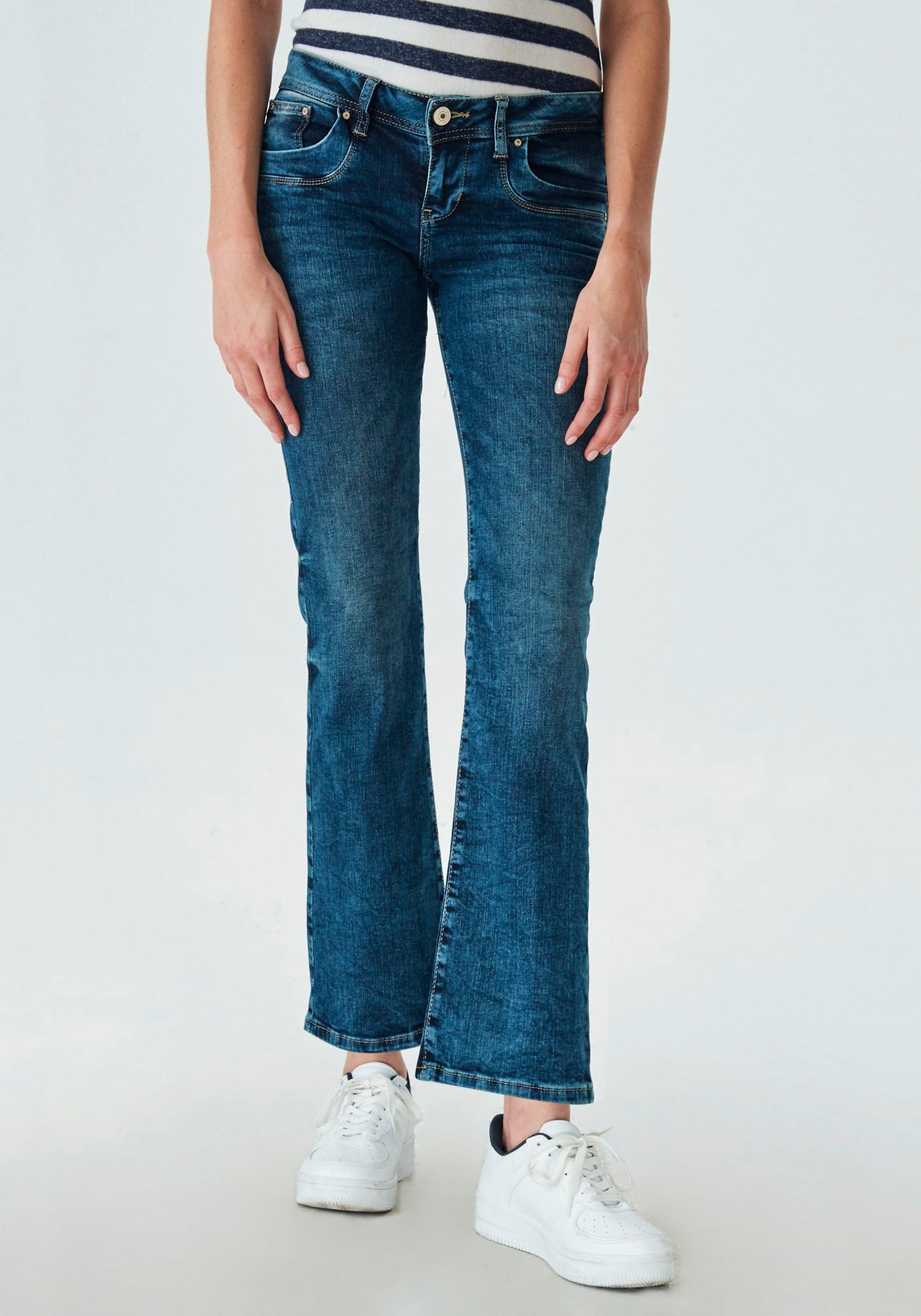 Image of LTB Bootcut-Jeans »VALERIE«, (1 tlg.), mit langem, ausgestellten Beinverlauf und niedriger Leibhöhe mit Stretch-Anteil bei Ackermann Versand Schweiz