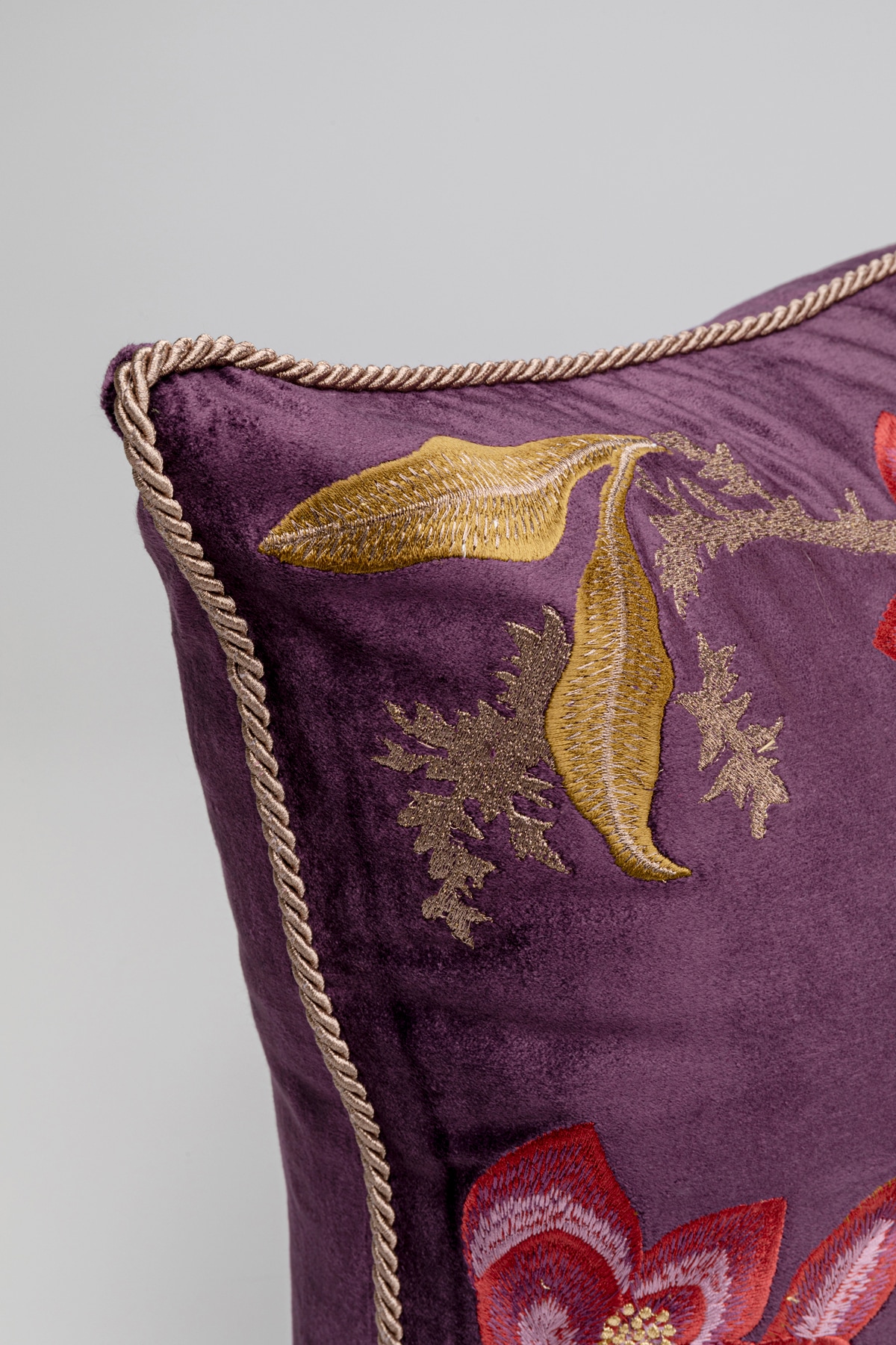 Kare Design Coussin décoratif »Lovely Flowers, Kissenhülle mit Füllung, 50x50 cm« stützt Kopf und Nacken angenehm und sorgt für erholsamen Schlaf