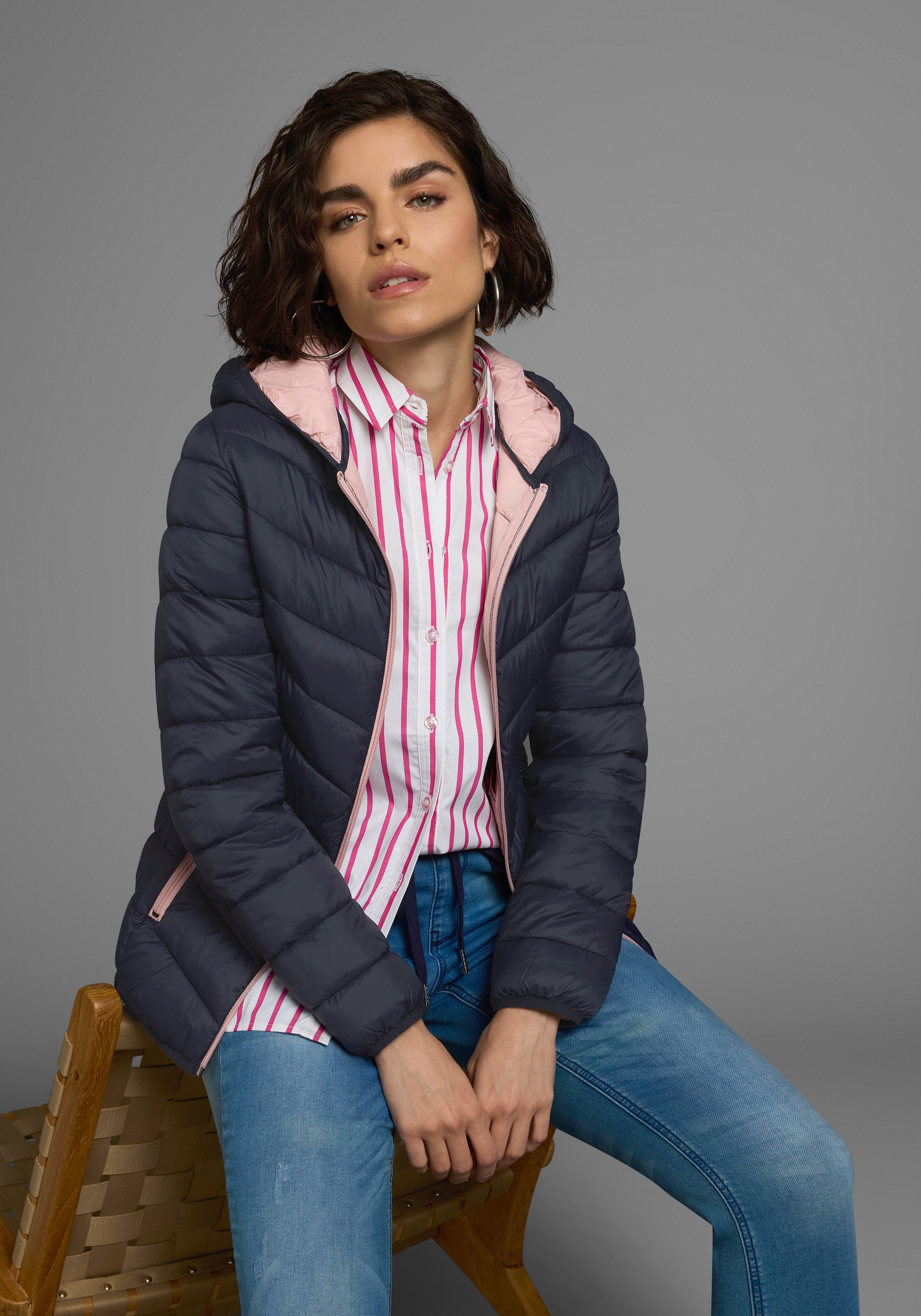 KangaROOS Steppjacke, mit Kapuze, mit kontrastfarbenen Details