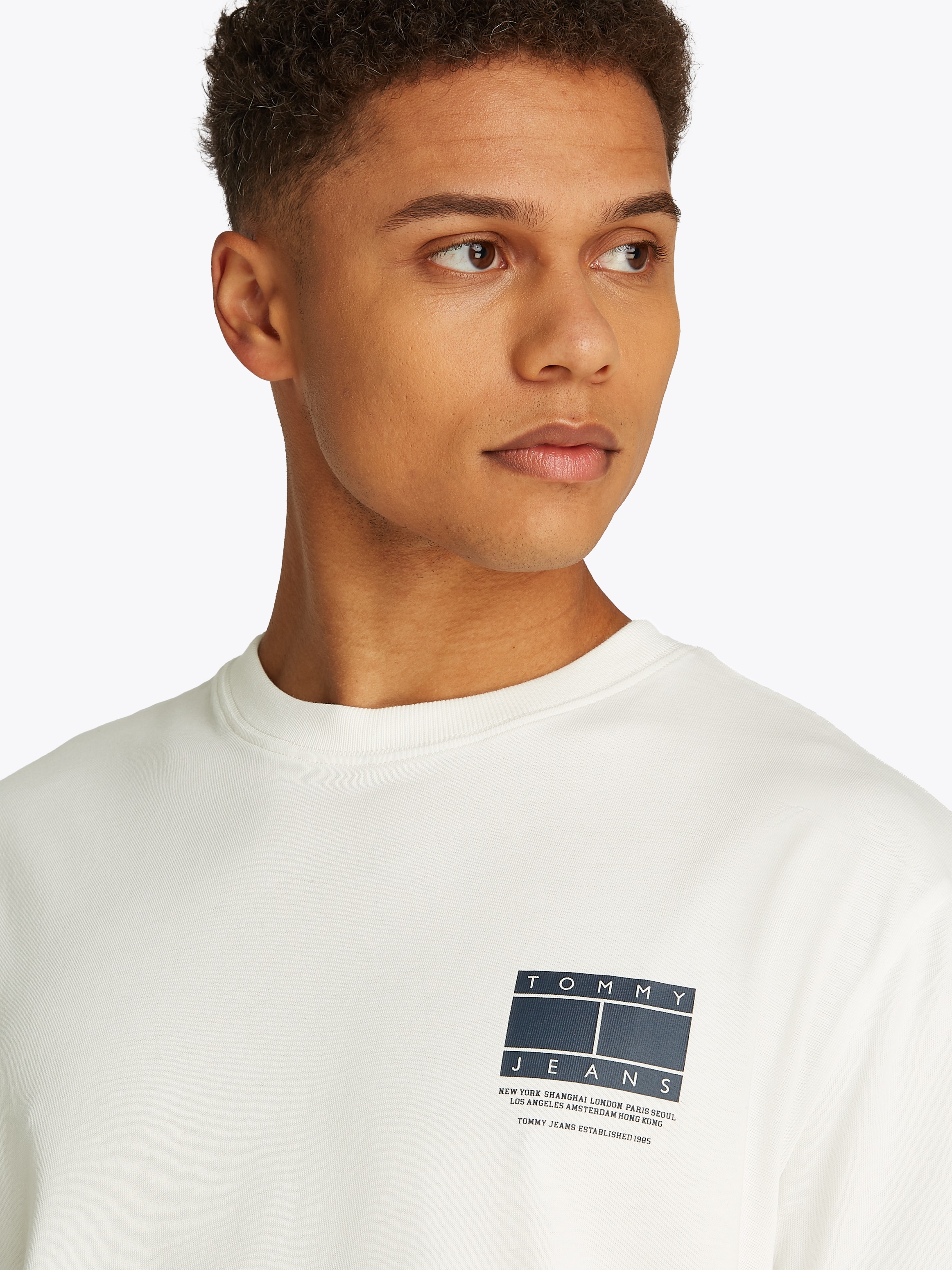 Tommy Jeans T-Shirt »TJM REG DNA GRAPHIC TEE EXT«, mit kontrastfarbenen Print
