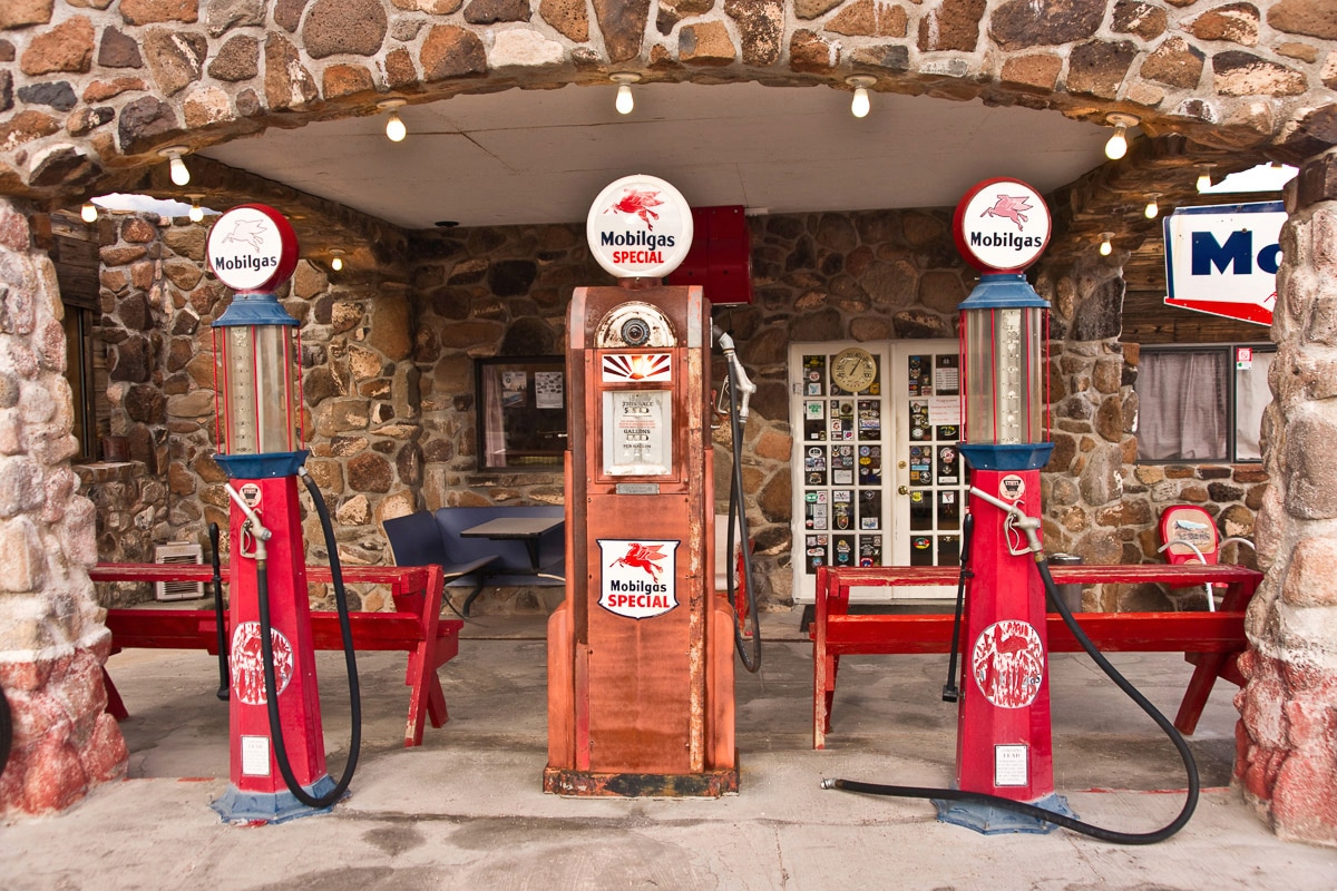 Image of Papermoon Fototapete "Alte Tankstelle"