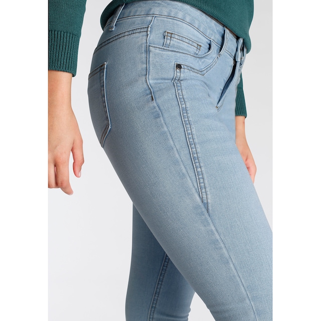 ♕ Arizona 7/8-Jeans »mit Keileinsätzen«, Low Waist versandkostenfrei kaufen