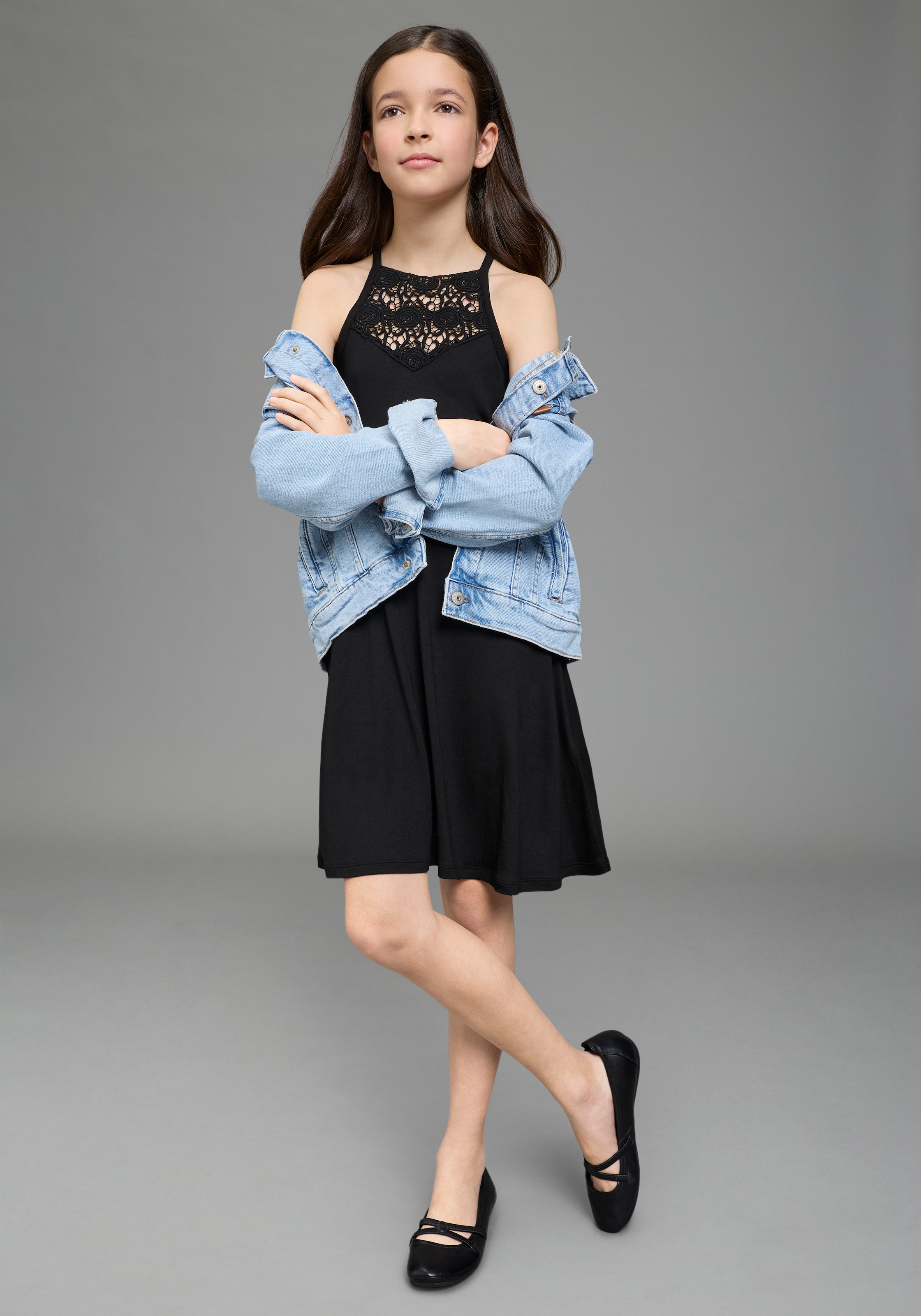 Bruno Banani Robe en jersey »Träger-Kleid mit Häkelspitze am Ausschnitt« für Mädchen, unifarbenes Design, ausgestellte Passform