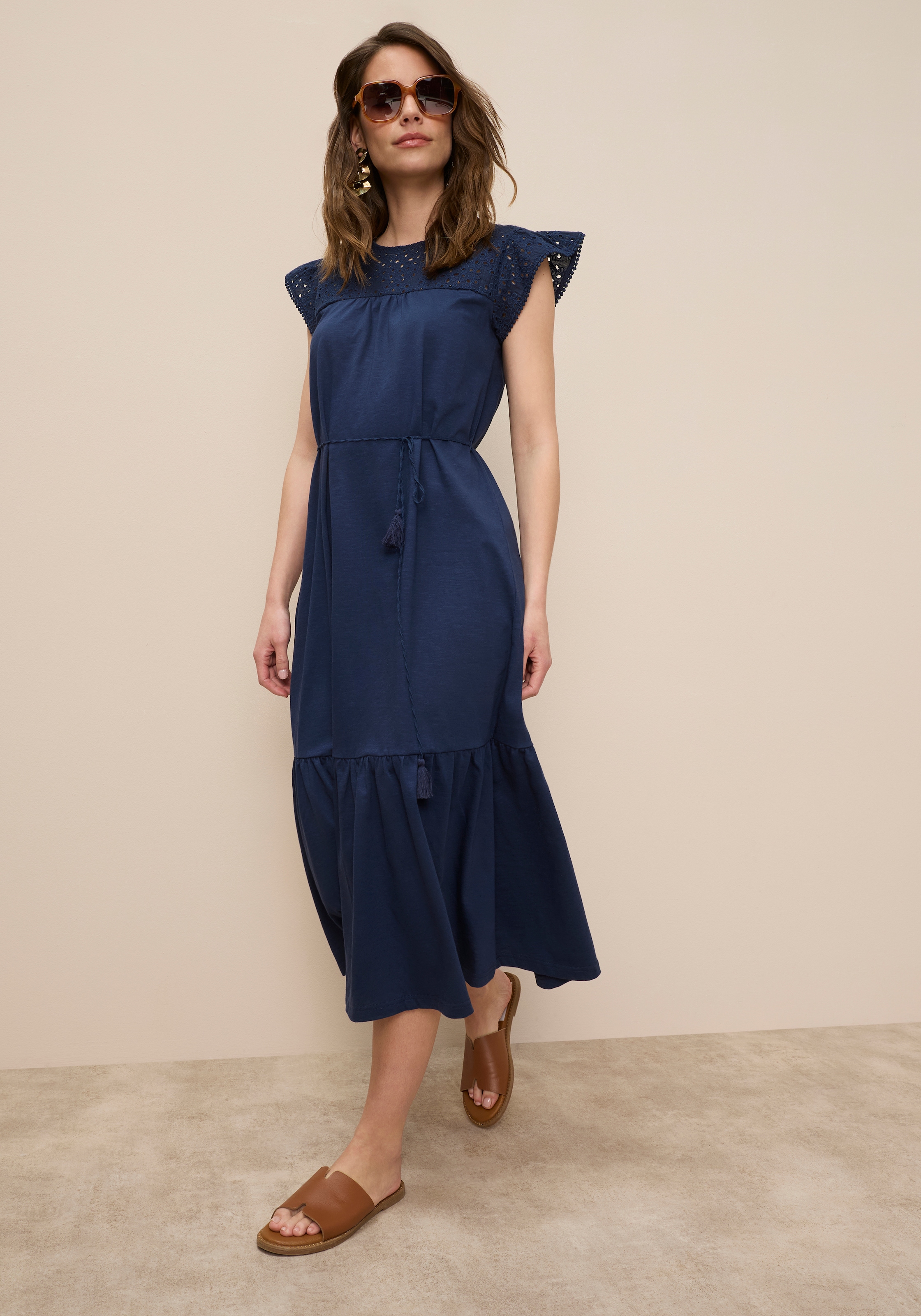 Image of Tamaris Jerseykleid "mit figurumspielender Passform, hohem Komfort" mit femininer Lochstickerei und verspieltem Schnitt