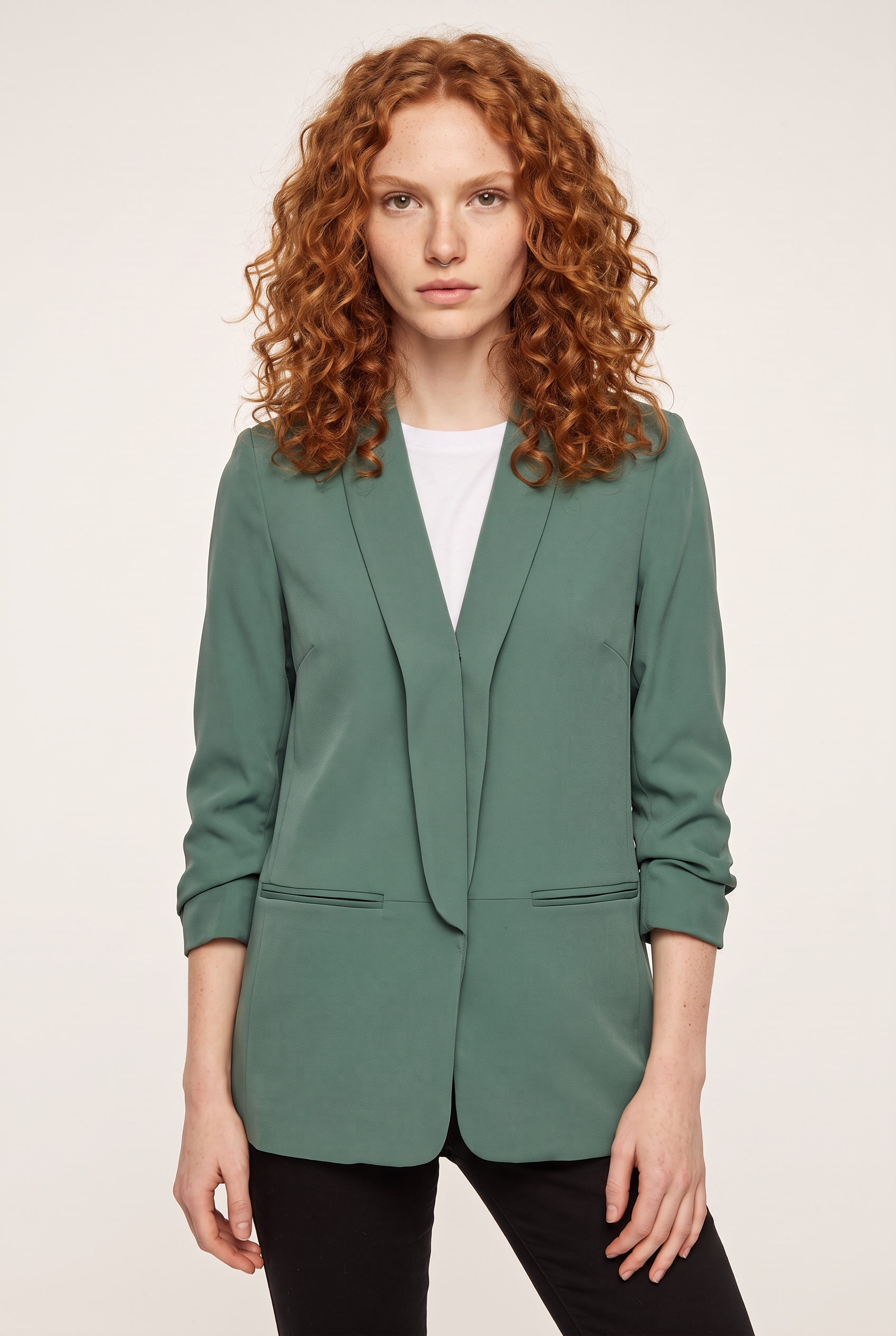 ONLY Blazer court »ONLELLA – Femininer Blazer mit 3/4-Ärmeln und Raffung« coupe régulière, décontracté, tissé, fibre synthétique, col en V