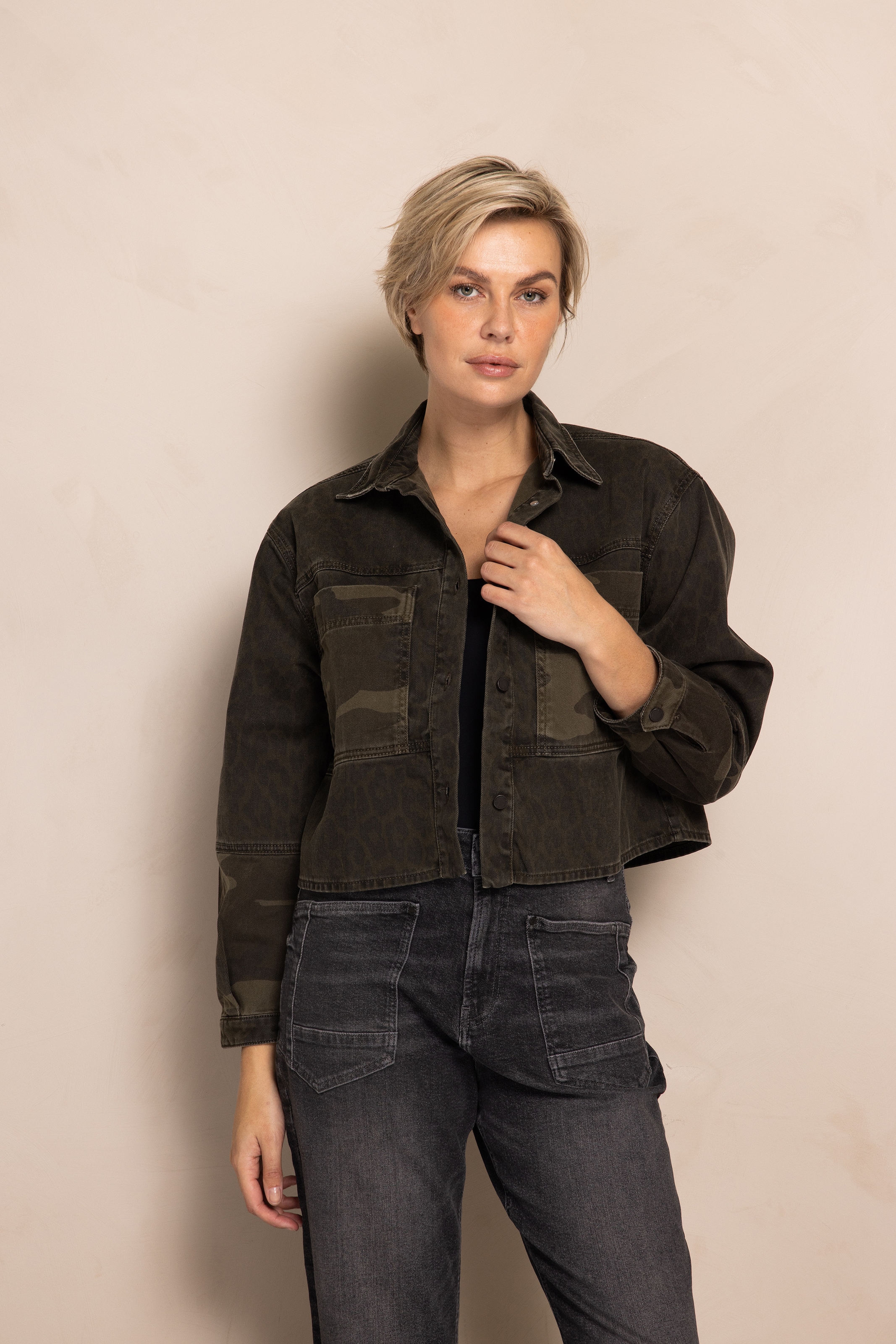 Image of Zhrill Blouson "ZHLOUIE" ohne Kapuze mit Animal-Print, aus Baumwolle, bequeme Passform, mit Knopfleiste
