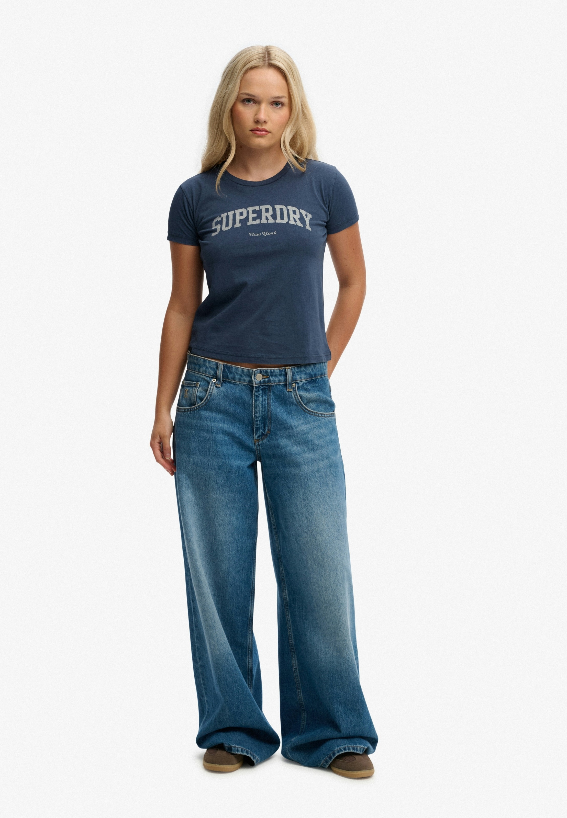 Superdry Print-Shirt »ATH ESS FITTED GRAPHIC TEE« aus Baumwolle und Single Jersey, Slim Fit, mit Rundhalsausschnitt