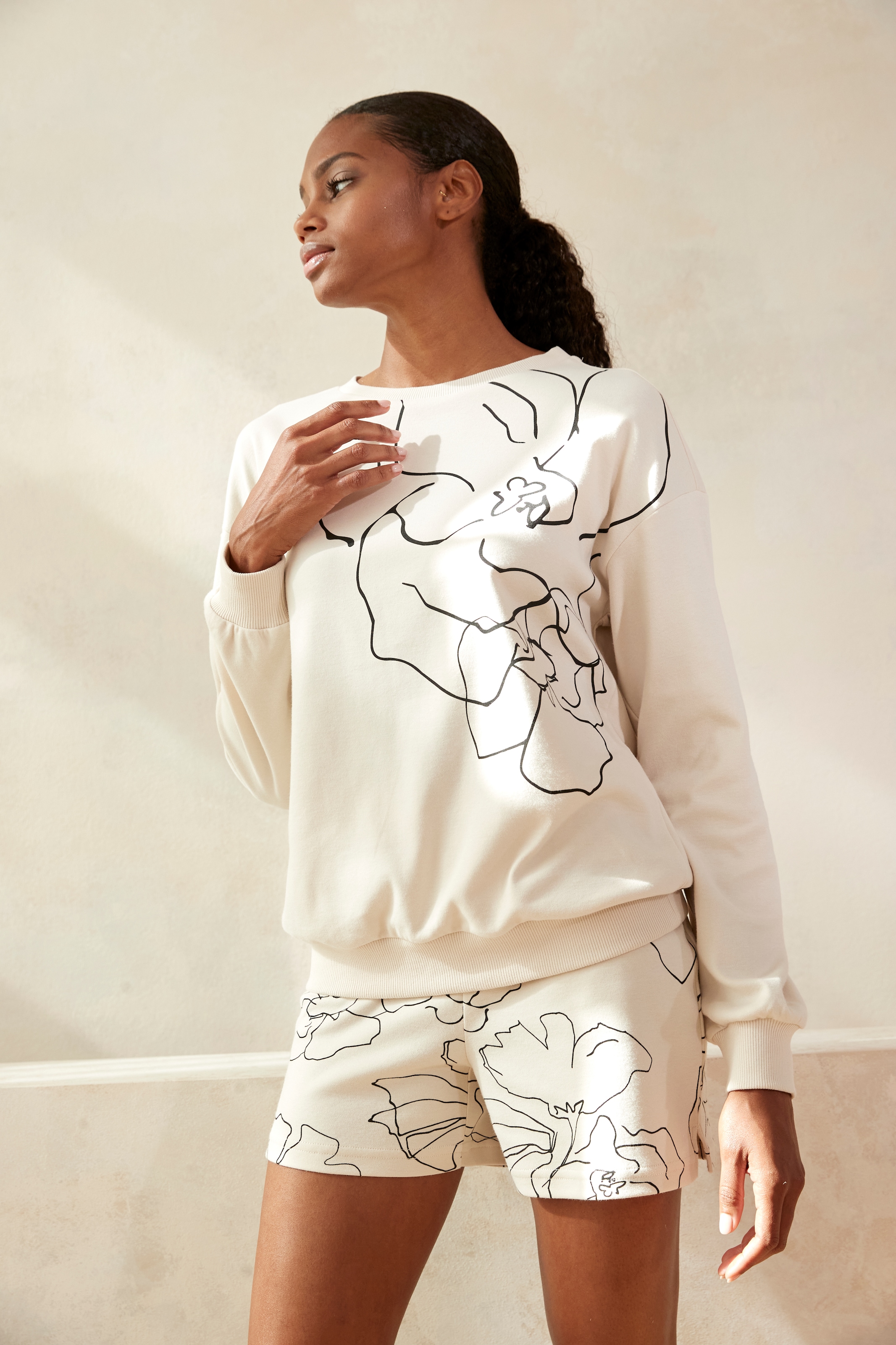 LASCANA Sweatshorts, mit Allover Blütendruck, Loungewear