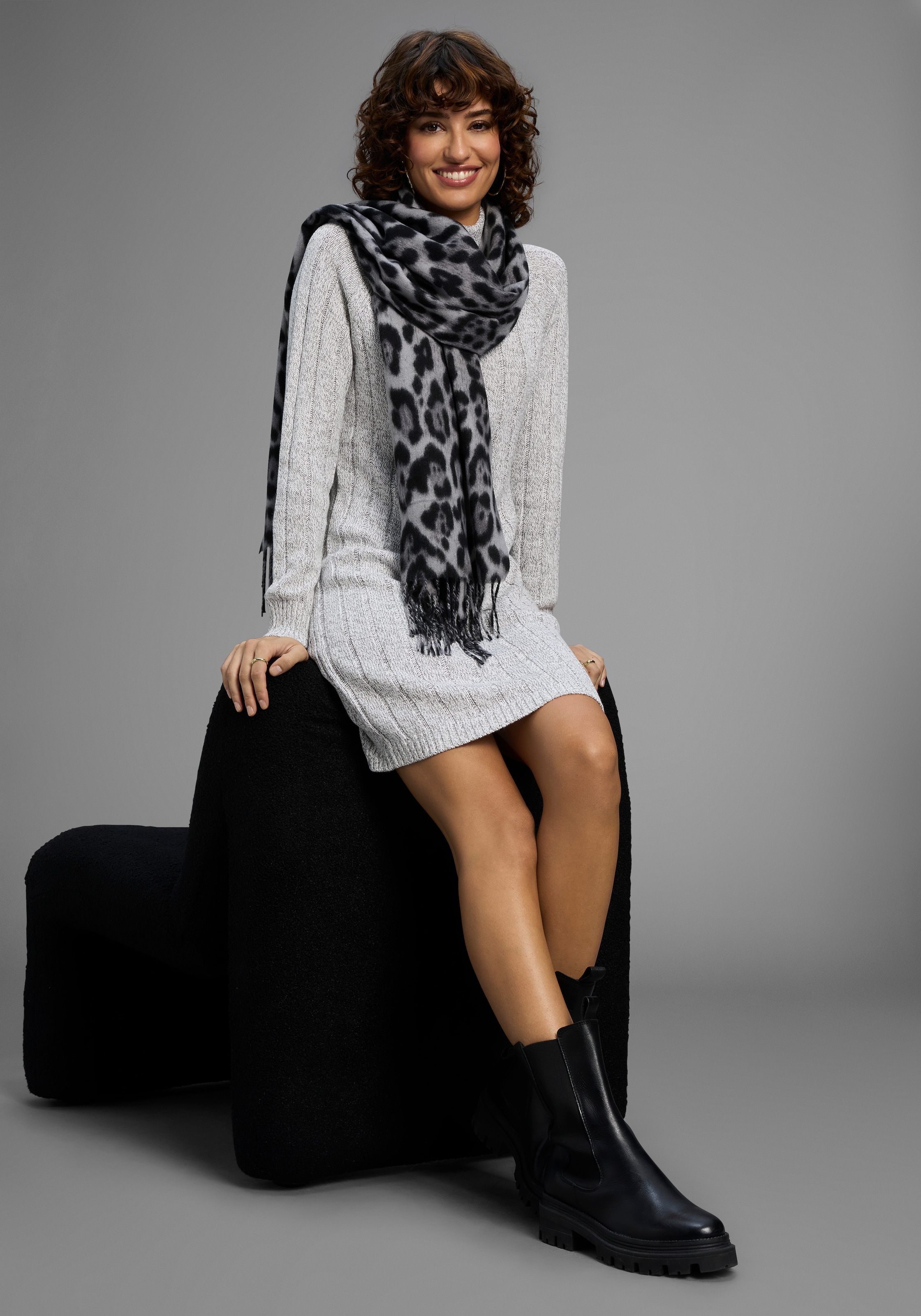 Image of Laura Scott Modeschal im trendigen Leopard-Design mit Fransen