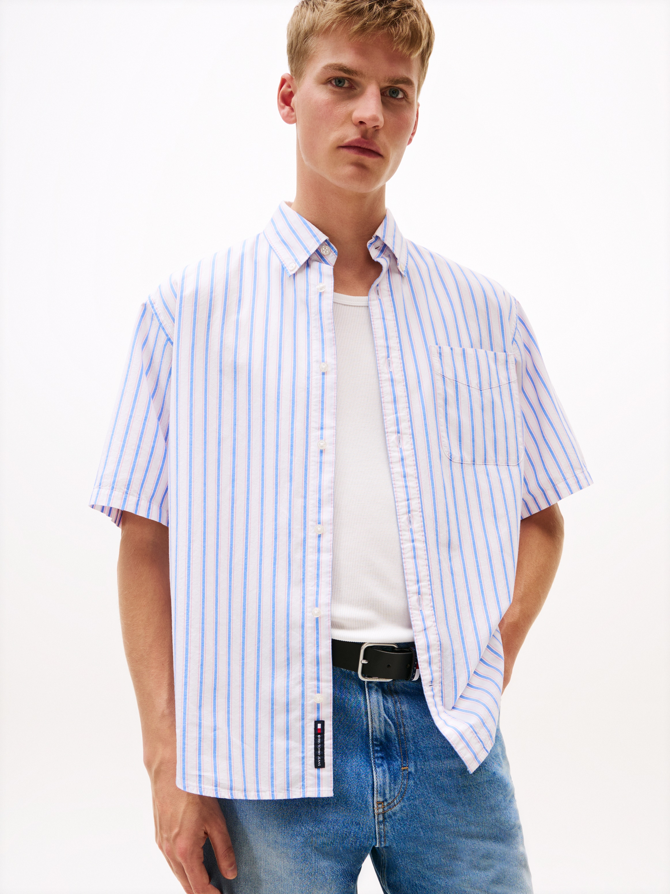 Tommy Jeans Kurzarmhemd »TJM POPLIN RLX SS SHIRT EXT«, Mit Rundhalsausschnitt