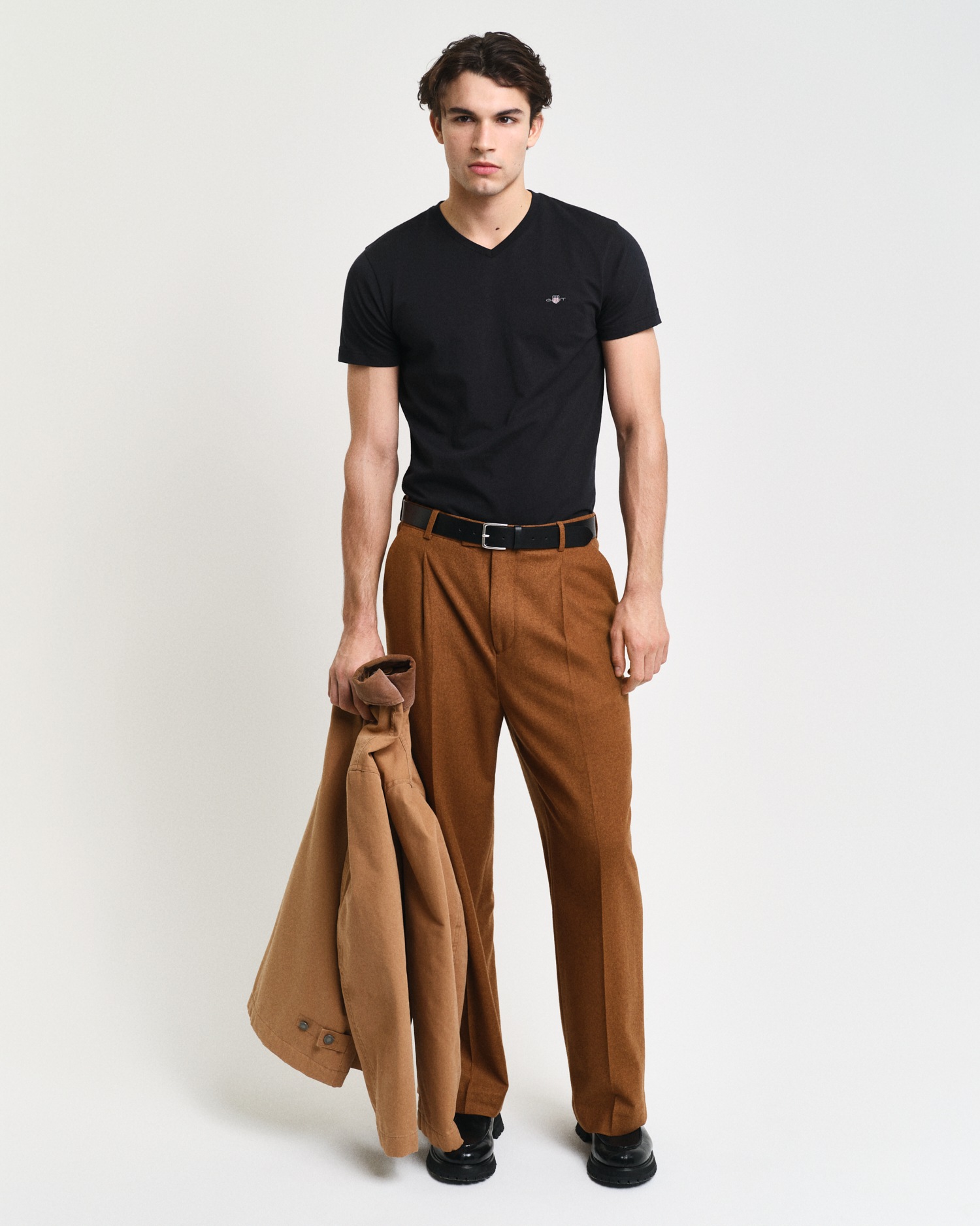 Gant T-Shirt »SLIM SHIELD V-NECK T-SHIRT«, mit einer kleinen Logostickerei auf der Brust