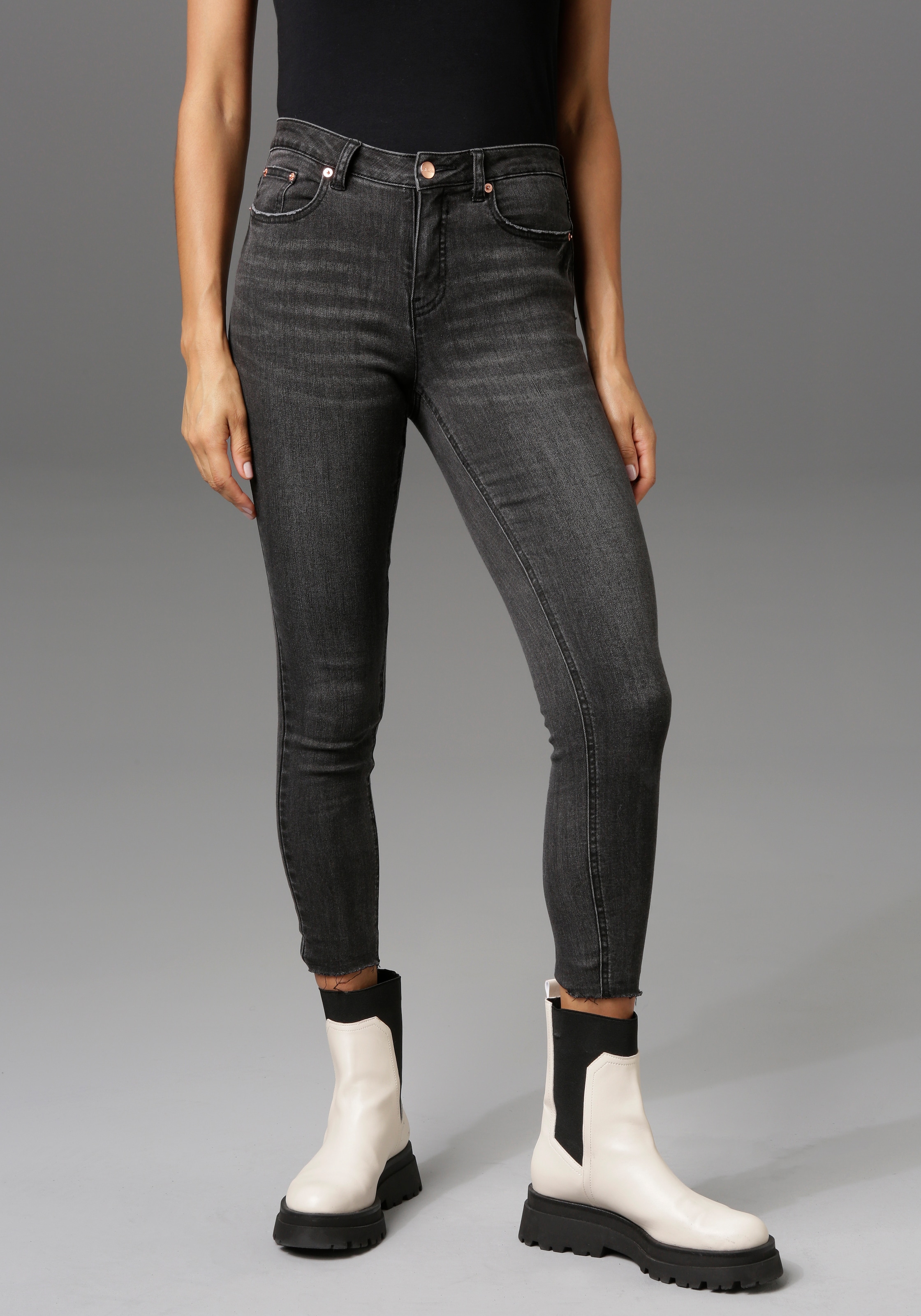 - ausgefransten Aniston Skinny-fit-Jeans, bestellen mit waist CASUAL Beinabschluss regular versandkostenfrei