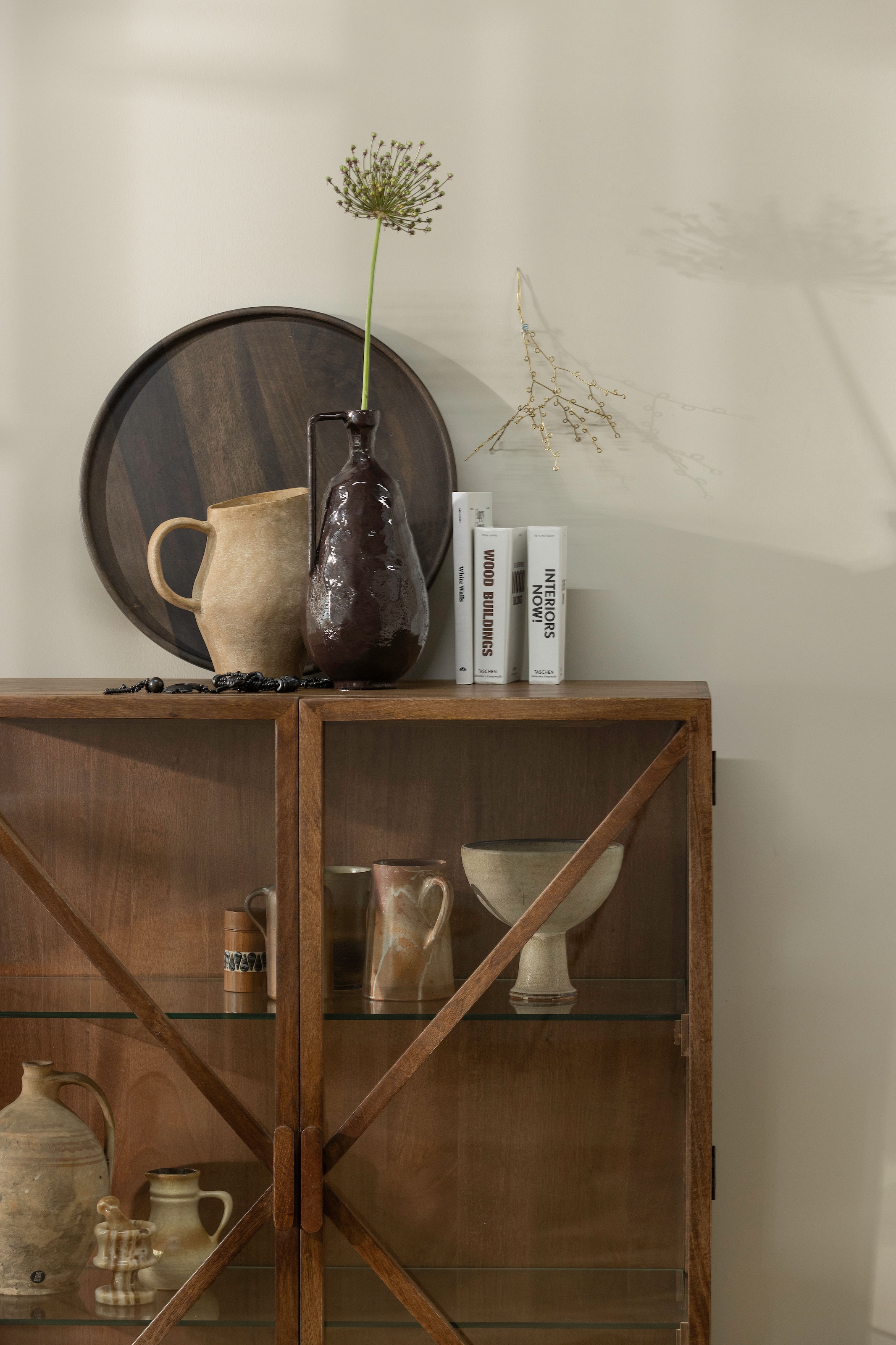WOOOD Vitrine »Kella Mangoholz mit Glastüren und Glasablagen B 100 x D 44 x H 132 cm« Wandbefestigung empfohlen, Tragkraft 5–7 kg pro Glasboden