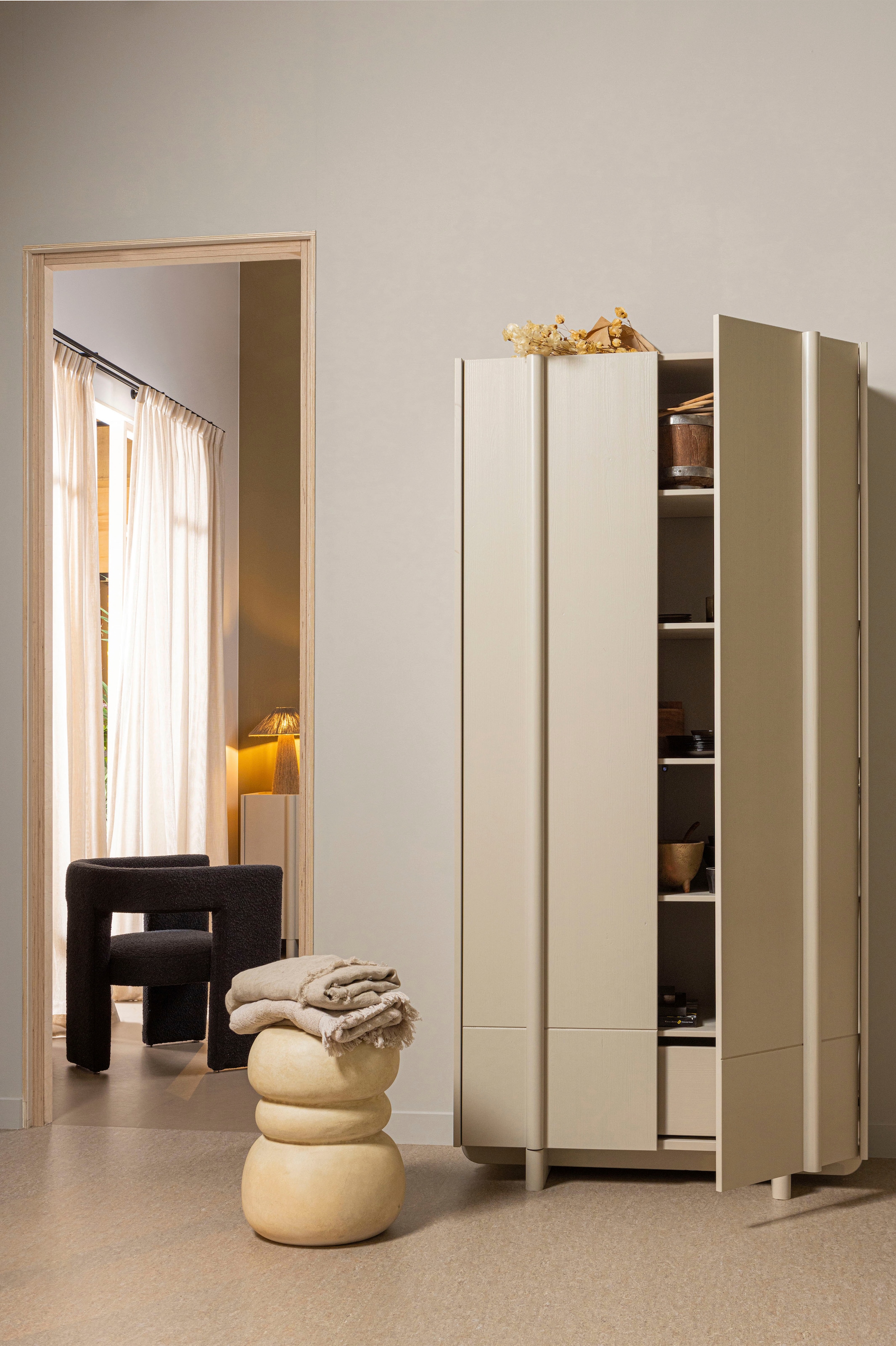 WOOOD Polsterstuhl »Tiwa mit Bouclé-Bezug und Holzgestell B 63 x T 62 x H 71 cm« () Maximale Verschleissfestigkeit, Tragkraft 100 kg, montiert geliefert