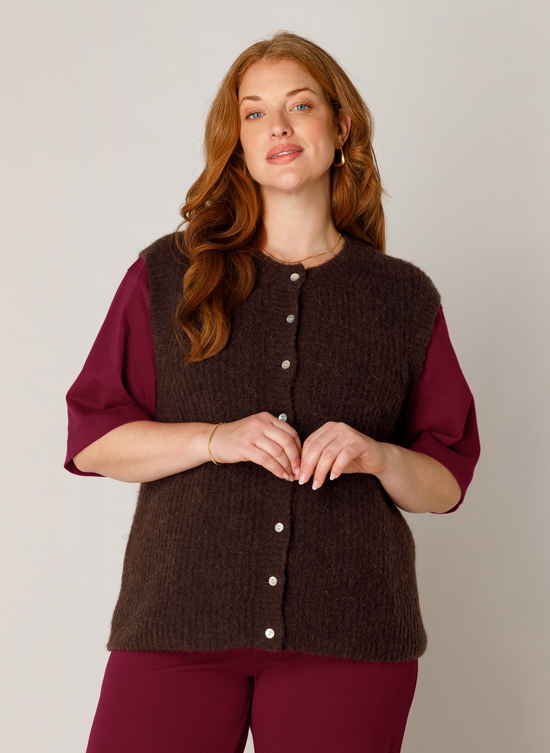 Image of Base Level Curvy Strickweste "Nelly" Ärmellos - mit Knopfleiste / Grosse Grössen
