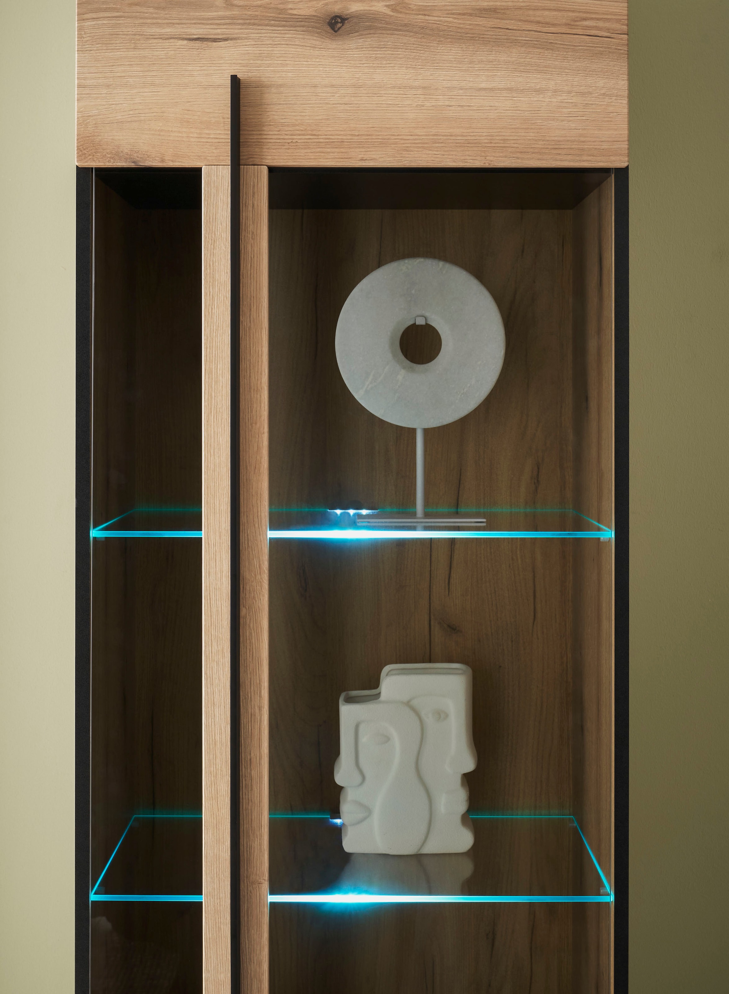 INOSIGN Vitrine »Cantara, Vitrinenschrank in Eiche Evoke oder weiss, Standvitrine«, schwarzer Stangengriff, ausreichend Stauraum, vielseitig einsetzbar