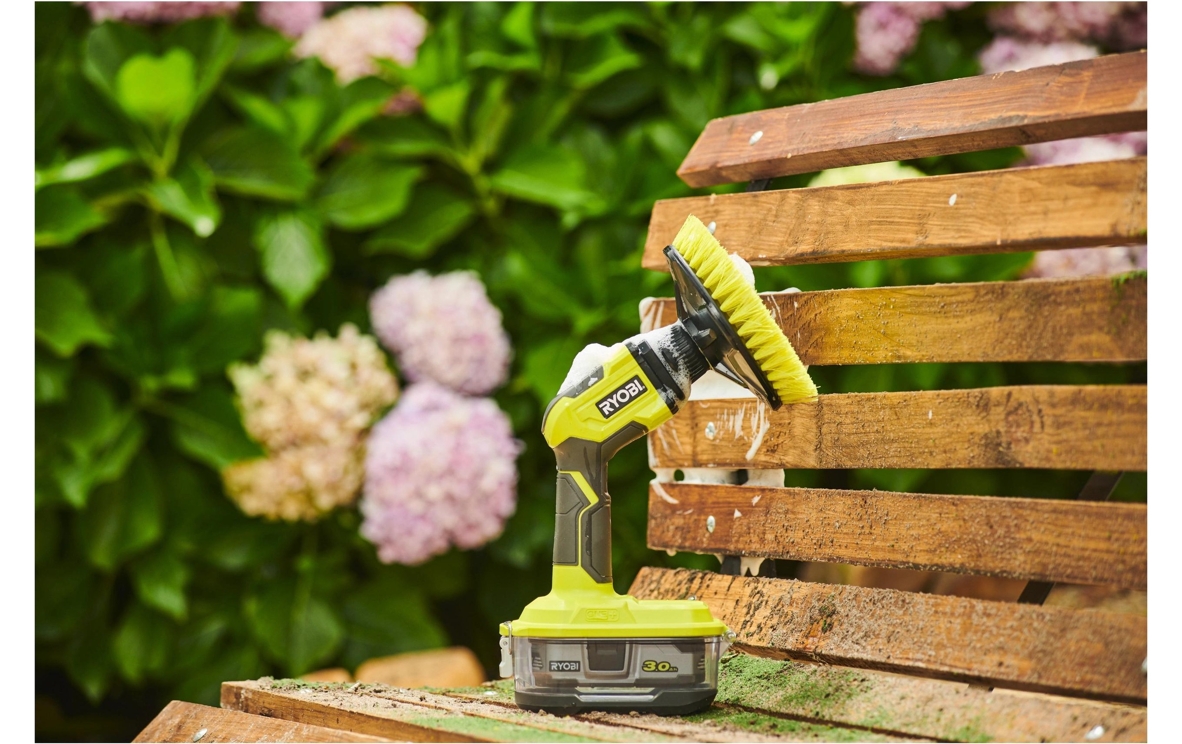 RYOBI Akku-Oberflächenbürste »RYOBI R18CPS-0« Kompakte rotierende Bürste für mühelose Reinigung