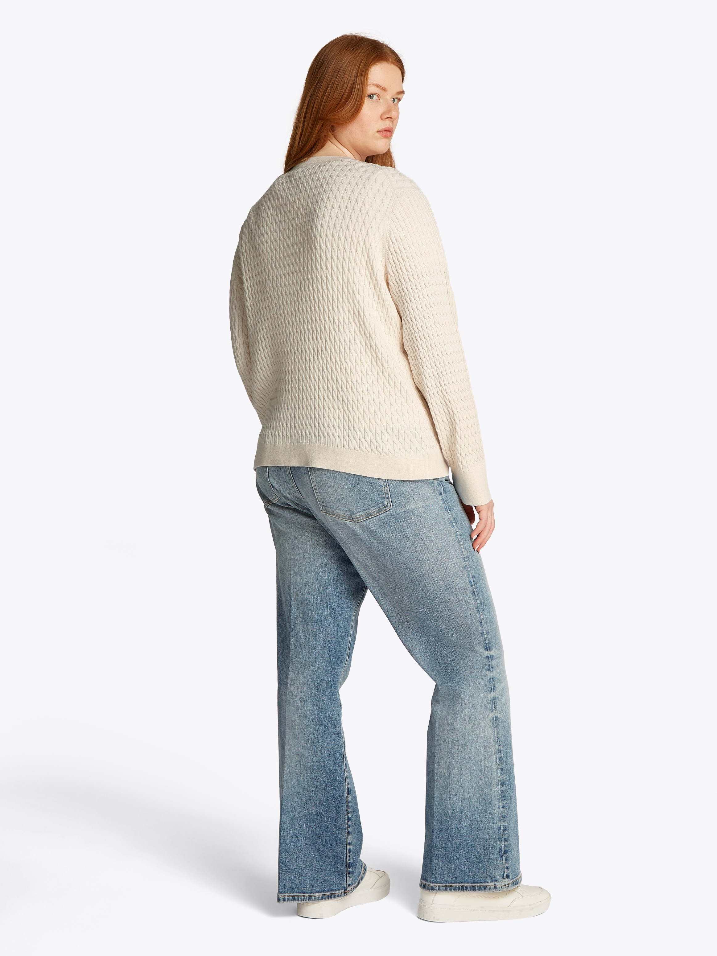 Tommy Hilfiger Curve Rundhalspullover »CRV CO CABLE C-NK LS SWEATER«, in Grossen Grössen, Zopfmuster, Logostickerei