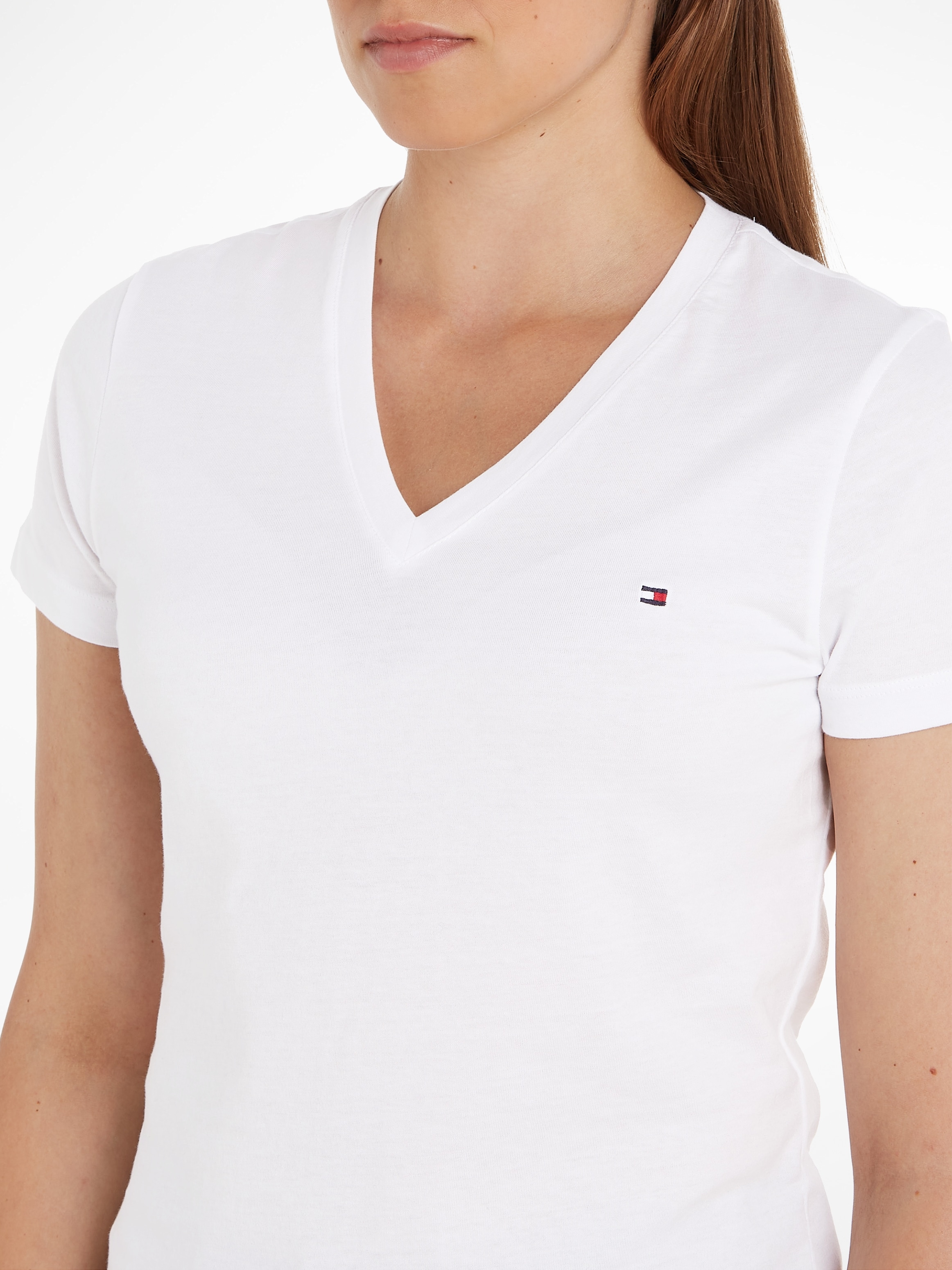 ♕ Tommy Hilfiger der Hilfiger versandkostenfrei Logo-Flag Tommy TEE«, auf V-NK Brust auf »HERITAGE T-Shirt mit