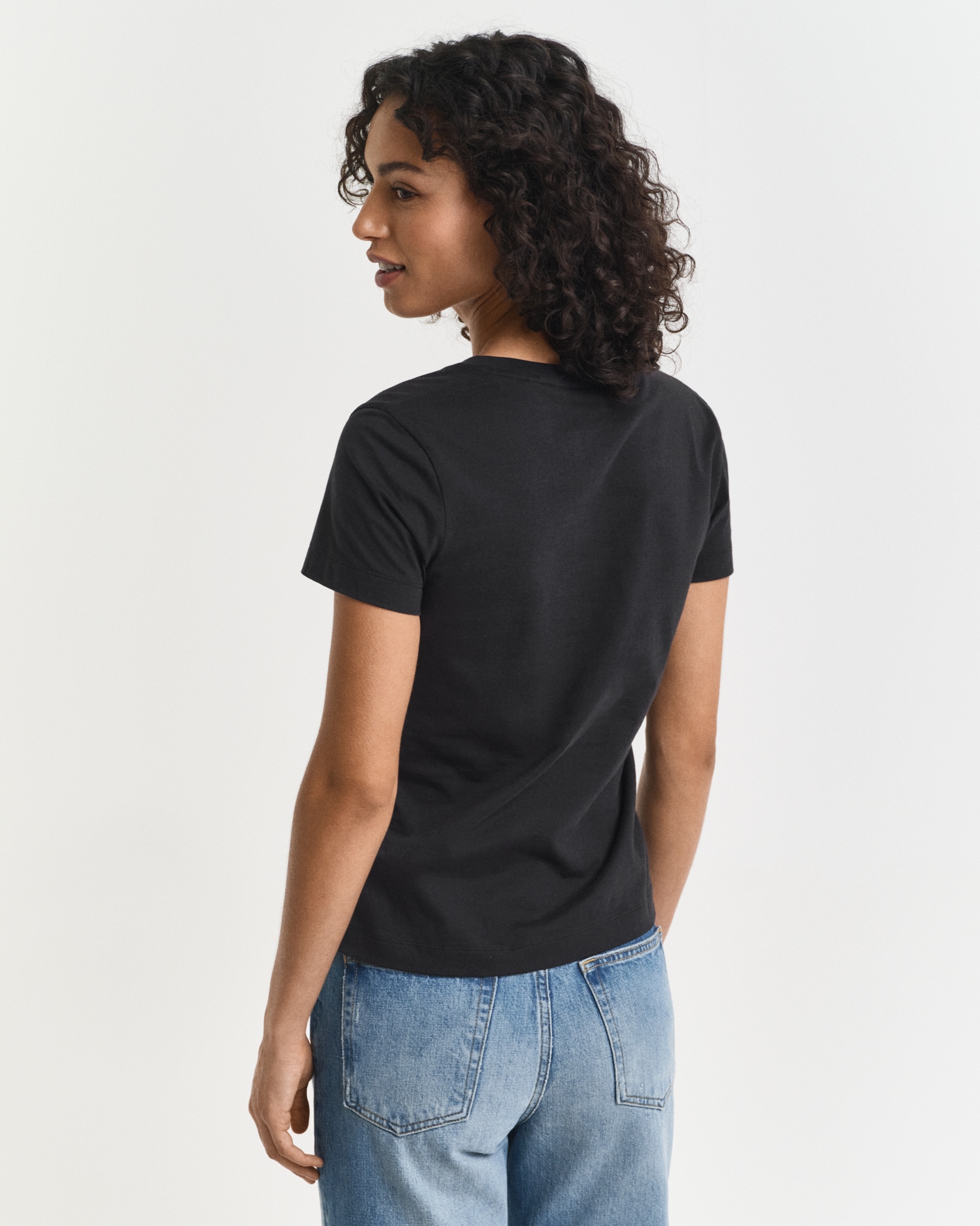 Gant T-Shirt »REG SHIELD KA V-NECK T-SHIRT«, mit einer kleinen Logostickerei auf der Brust