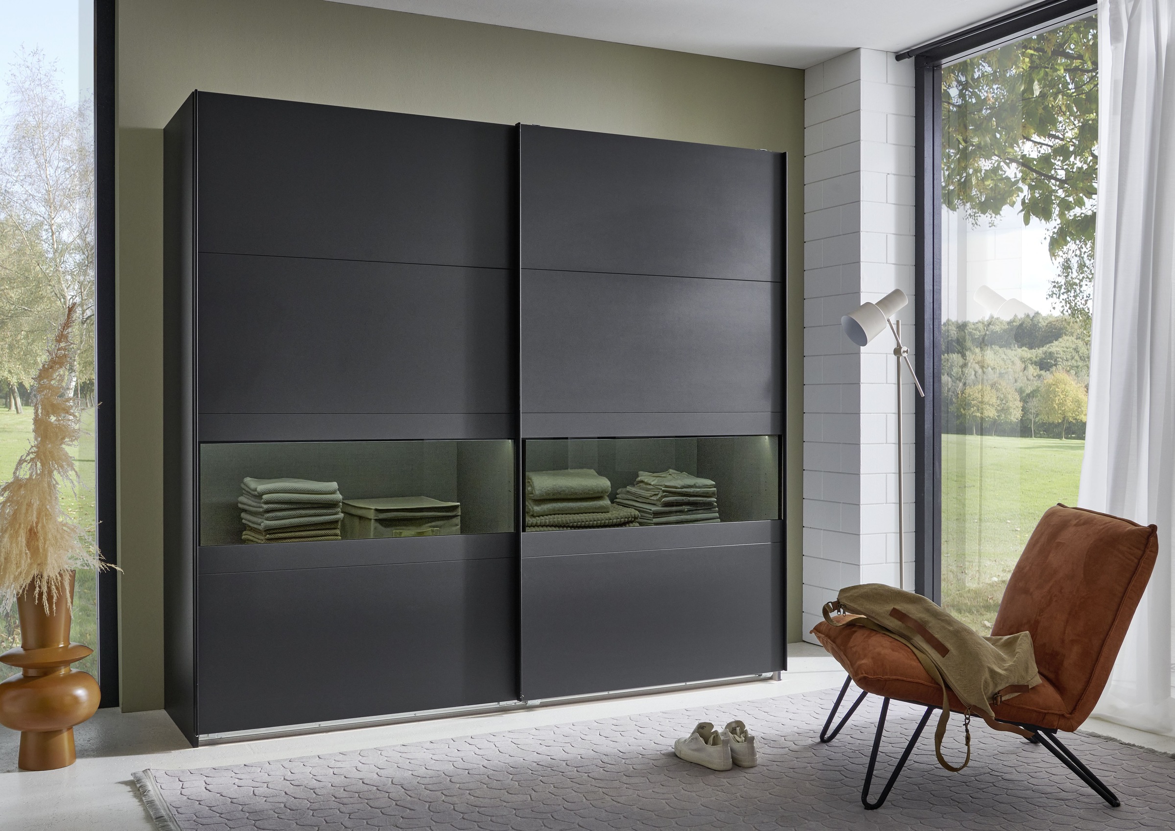 Wimex Schwebetürenschrank "Easy Plus, Kleiderschrank Made in Germany" mit Glaseinsatz/ Rauchglas, viele Breiten zur Auswahl, schwarze Griffe