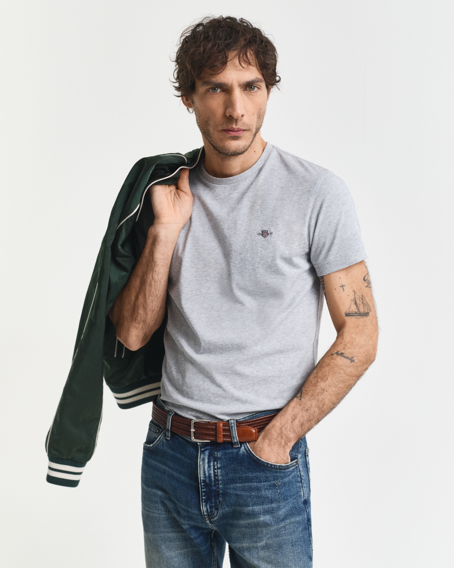 Image of Gant T-Shirt "SLIM SHIELD SS T-SHIRT" mit Logostickerei auf der Brust