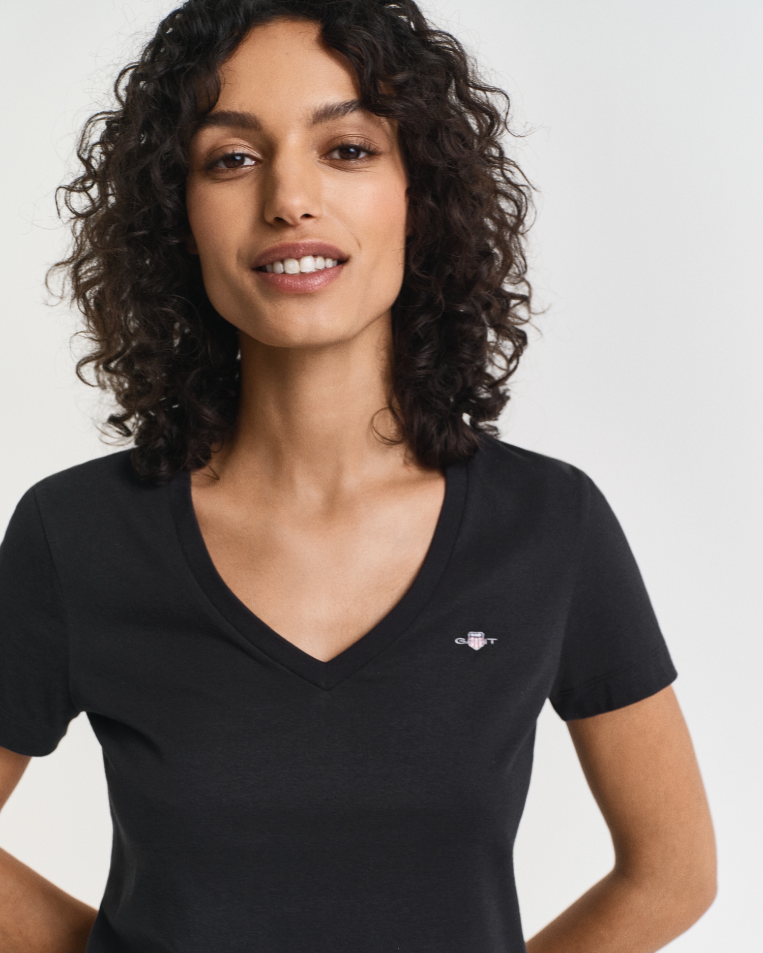 Gant T-Shirt »REG SHIELD KA V-NECK T-SHIRT«, mit einer kleinen Logostickerei auf der Brust