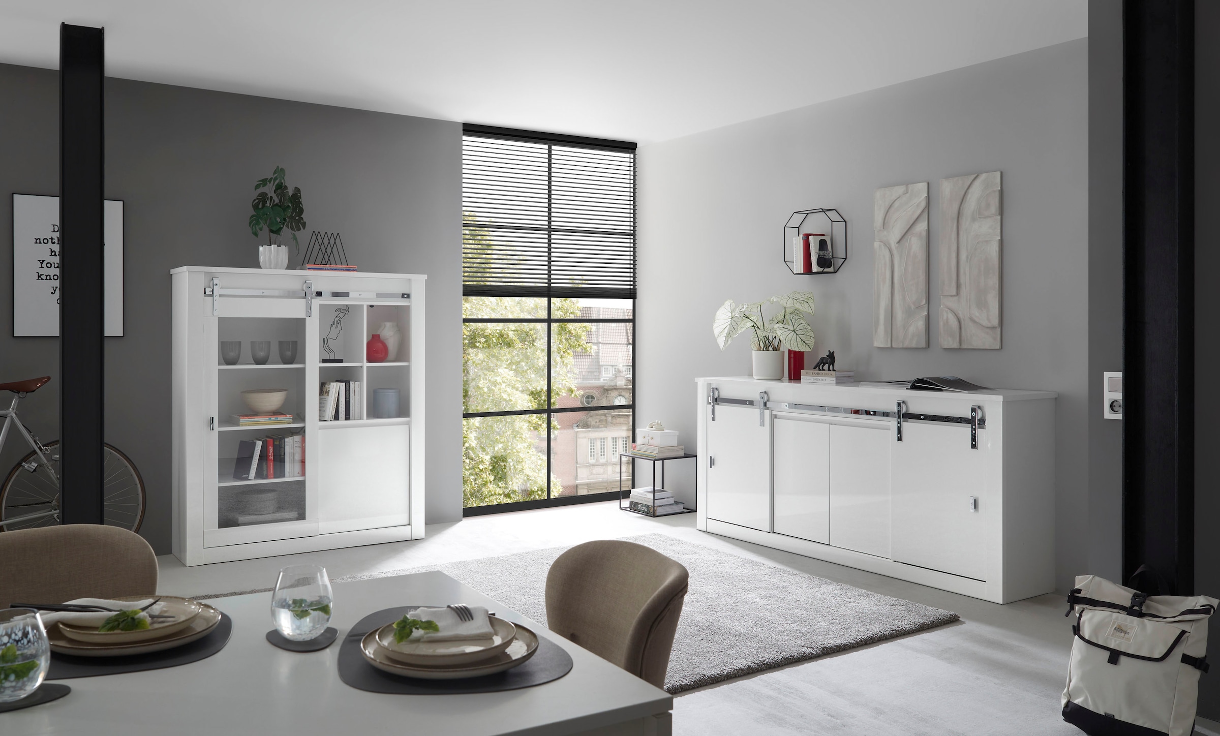 Home affaire Vitrine »Daytona, moderner Hochschrank, Glasvitrine in Weiss Hochglanz« mit Schiebetürenbeschlag in Chrom-Optik, ausreichend Stauraum