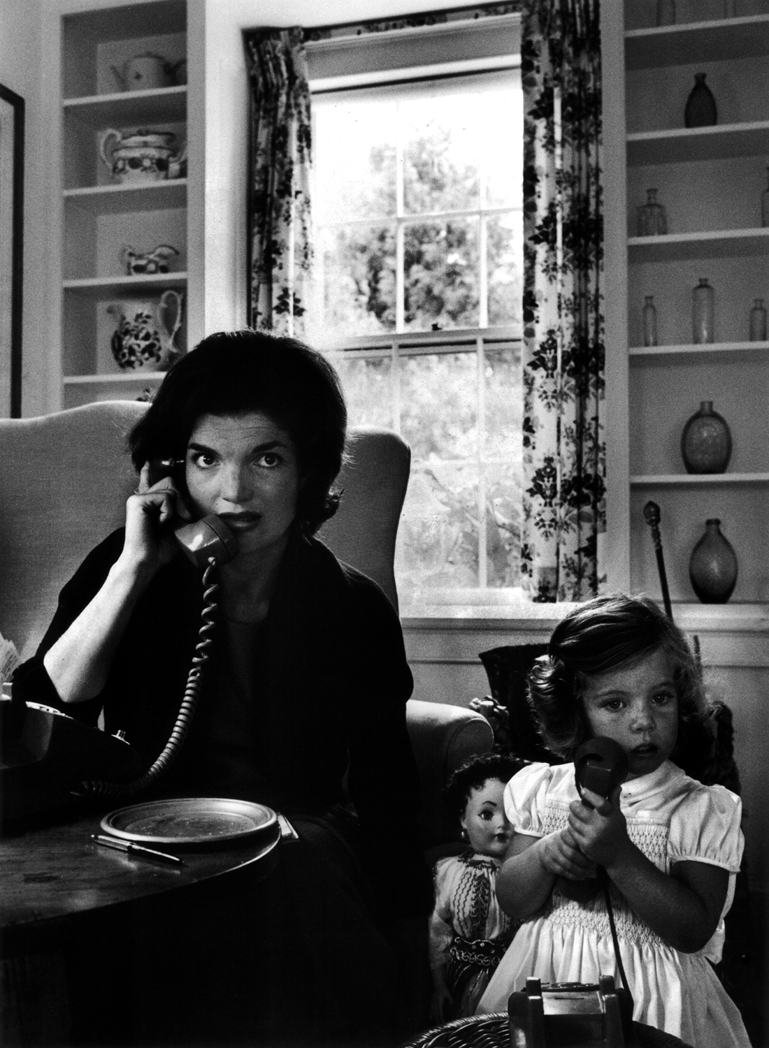 queence Acrylglasbild »The Phone«, Schwarz-Weiss-Frau-Stars, Jackie Kennedy, Fine Art-Print in Galeriequalität