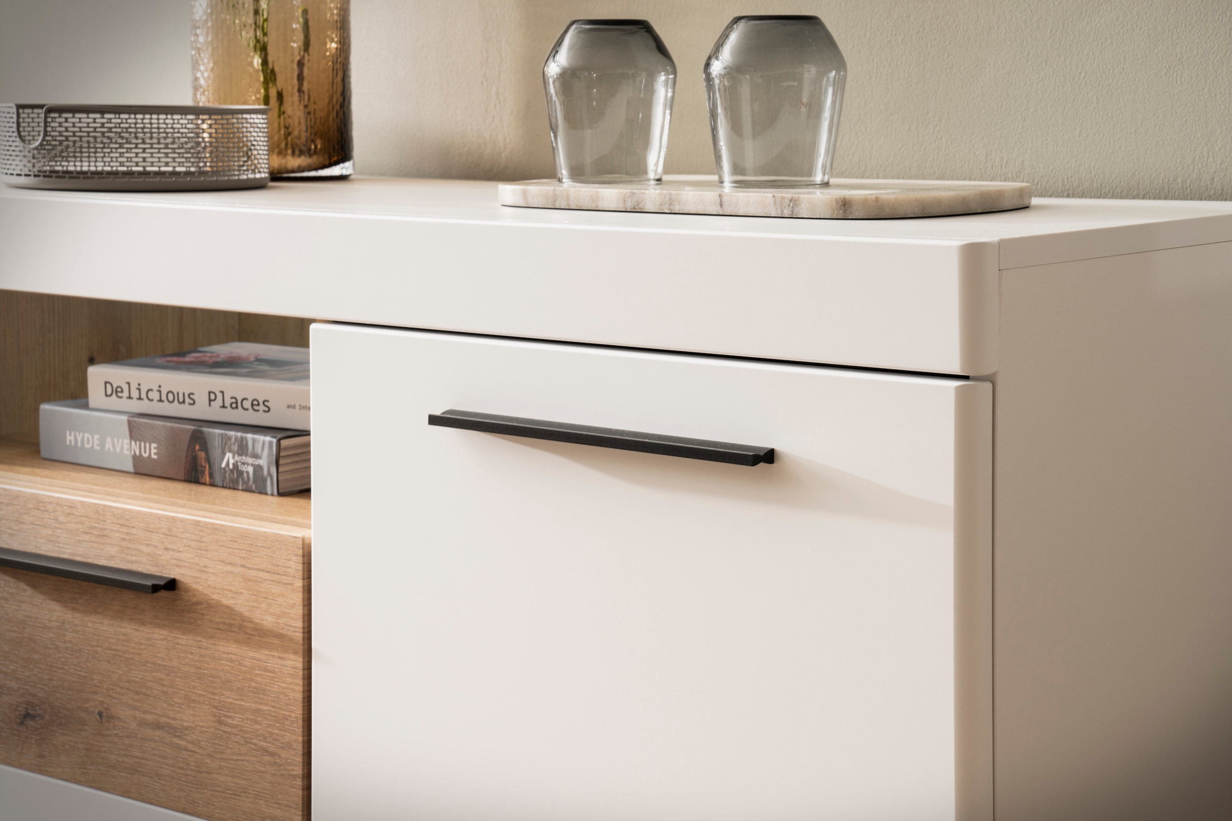 INOSIGN Sideboard »Salerno, moderner Schrank, Highboard in Weiss mit Eiche Evoke Dekor«, Metallgriffe, ausreichend Stauraum, vielseitig einsetzbar, 205cm breit