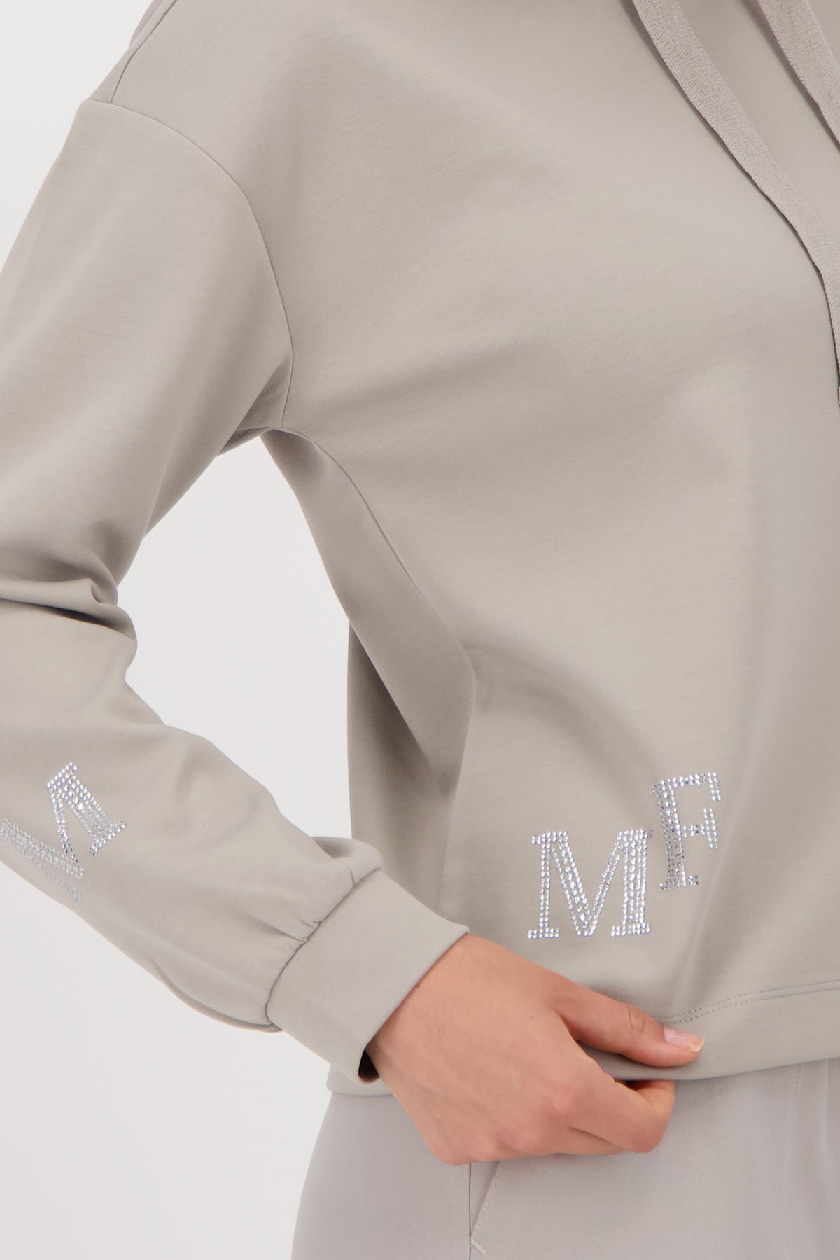 Monari Sweatshirt »Sweatshirt Schmuckdetail«, Stehkragen mit Bindeband, Logo aus Strasssteinen