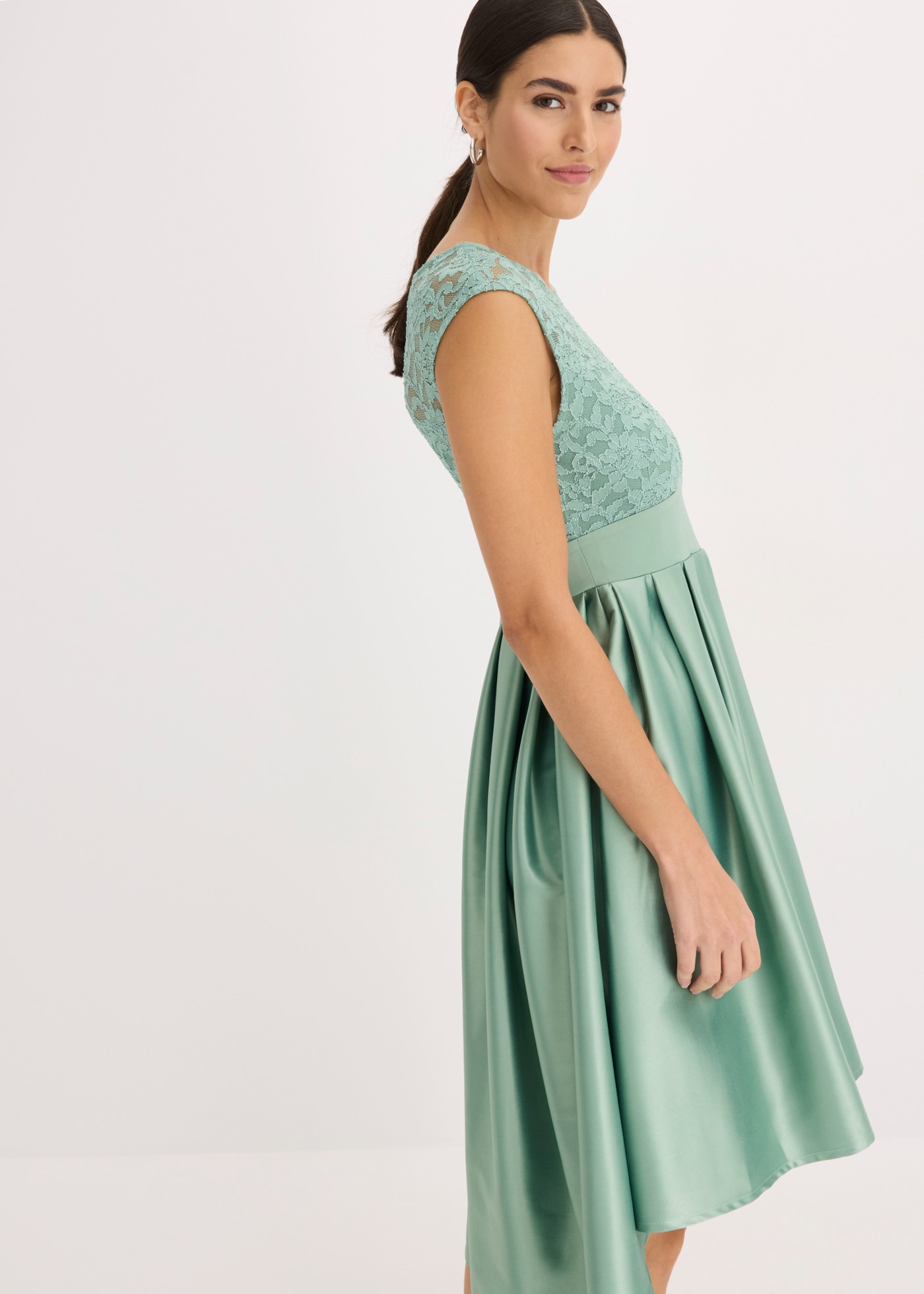bonprix Vokuhila-Kleid ausgestellte Passform, aus glänzendem Satin, mit Taillen-Einsatz