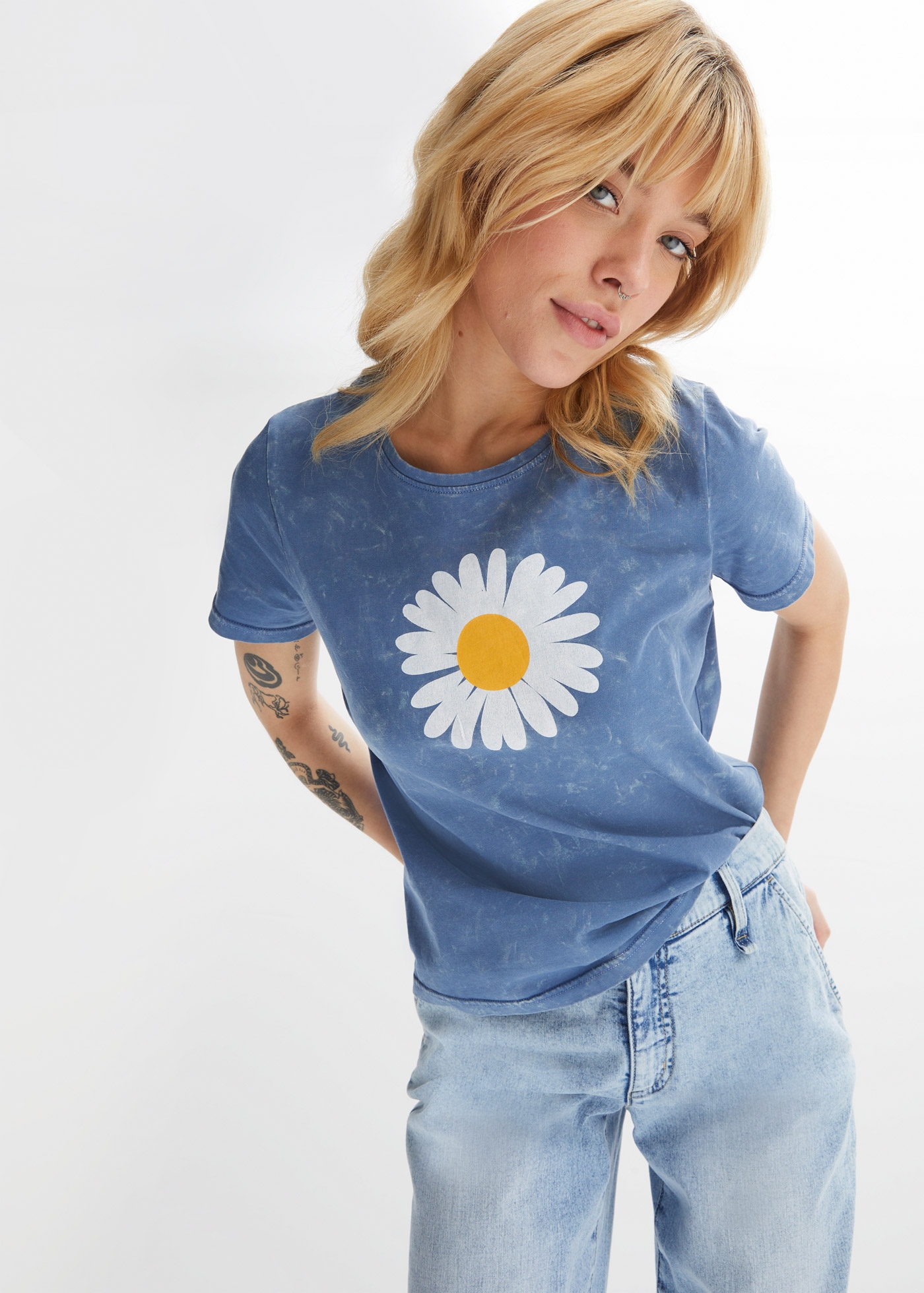 Image of bonprix T-Shirt "T-Shirt aus reiner Baumwolle" Slim Fit Passform, Kurzarm, Gänseblümchen-Print, Moonwash-Effekt