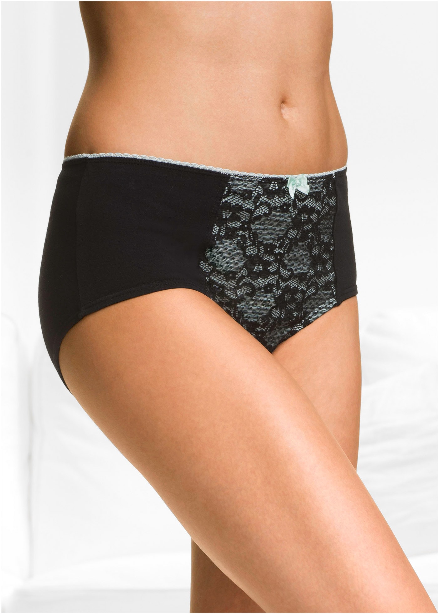 bonprix Maxislip Packung, 4 cuis mit farbigem Spitzeneinsatz, mit Zierschleife, bequeme Passform