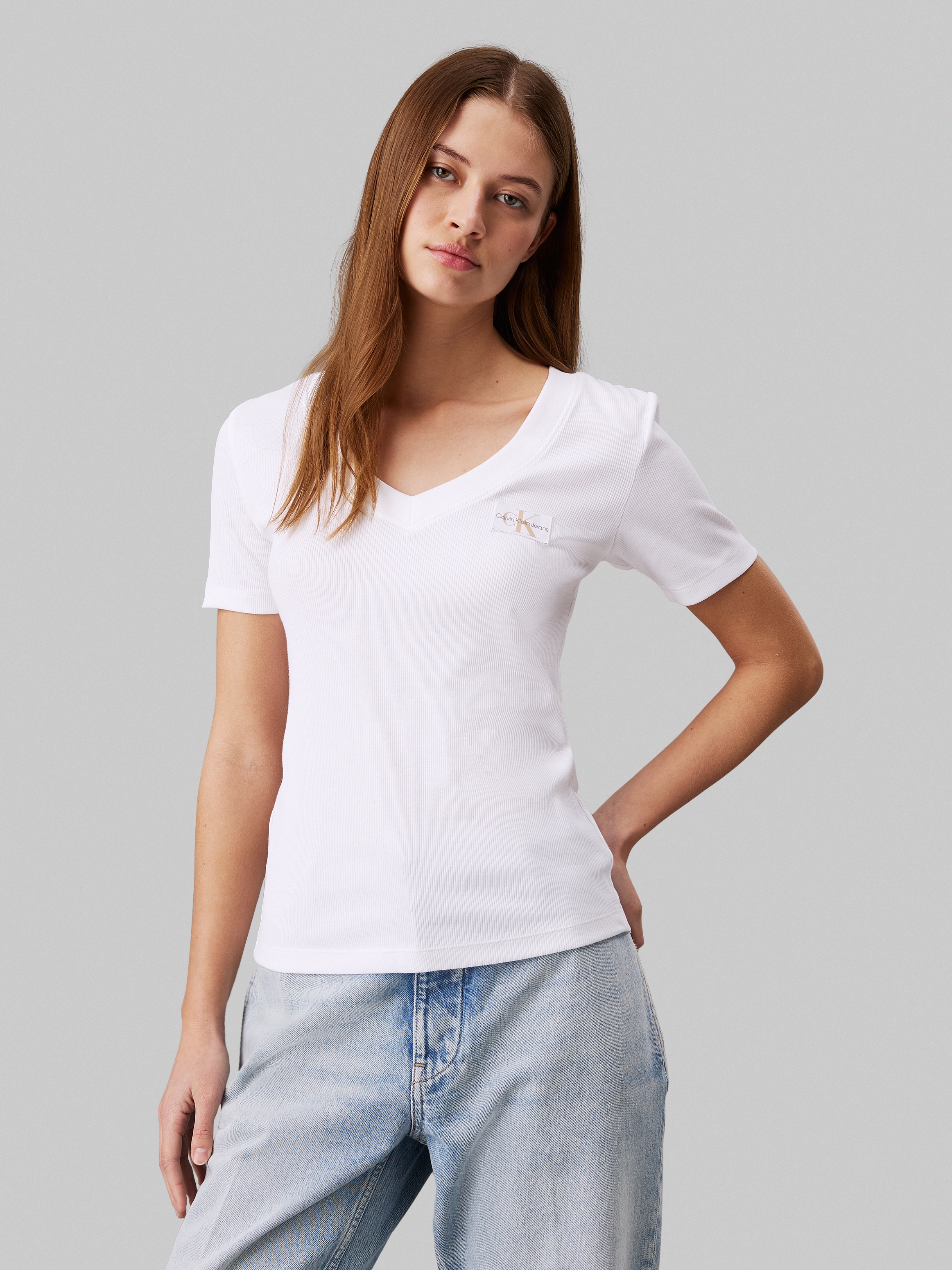 Calvin Klein Jeans T-Shirt »WOVEN LABEL RIB V-NECK TEE«, mit Logomarkenpatch