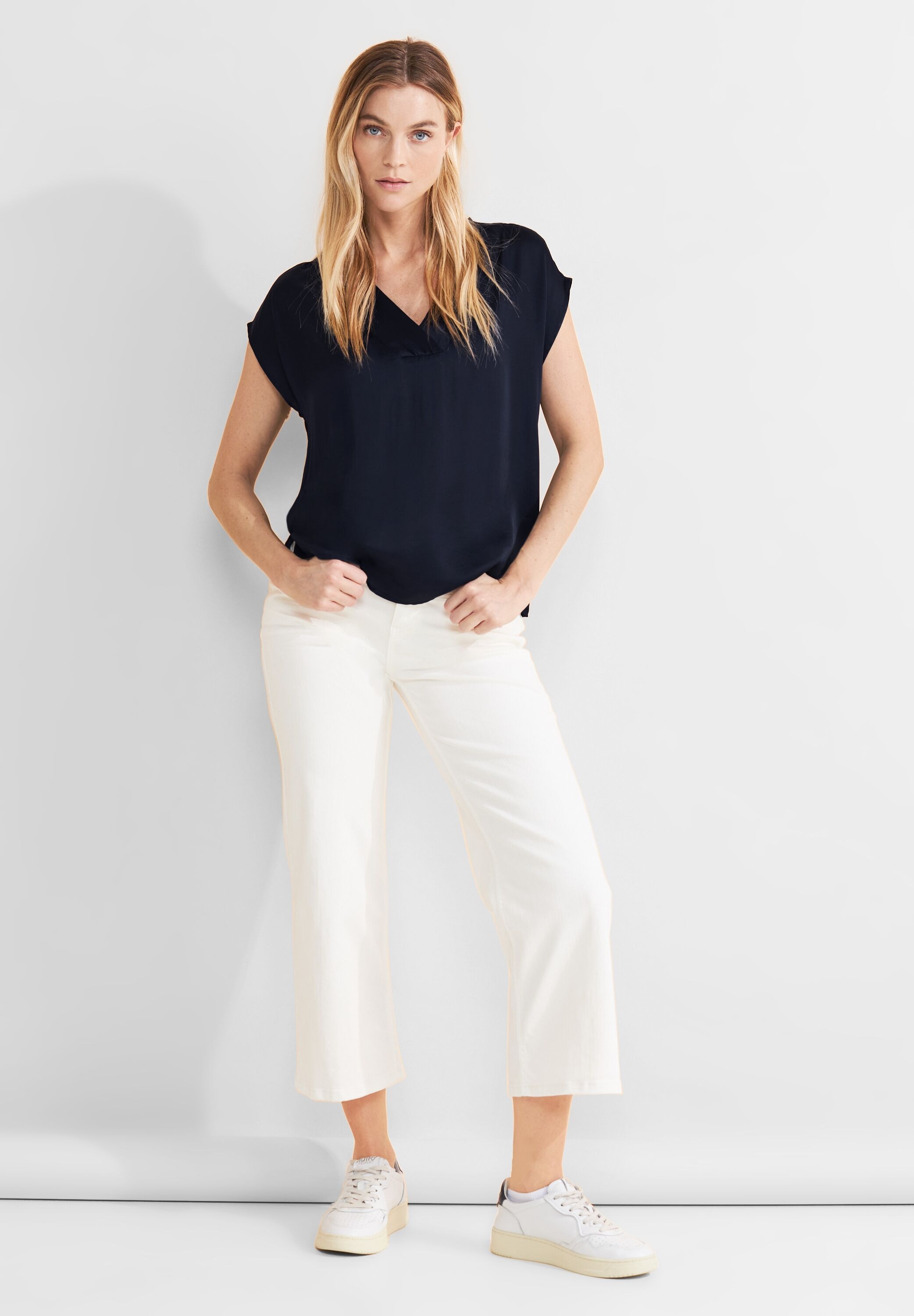 STREET ONE Satinbluse »Solid V-Neck Top with Drop«, mit V-Ausschnitt