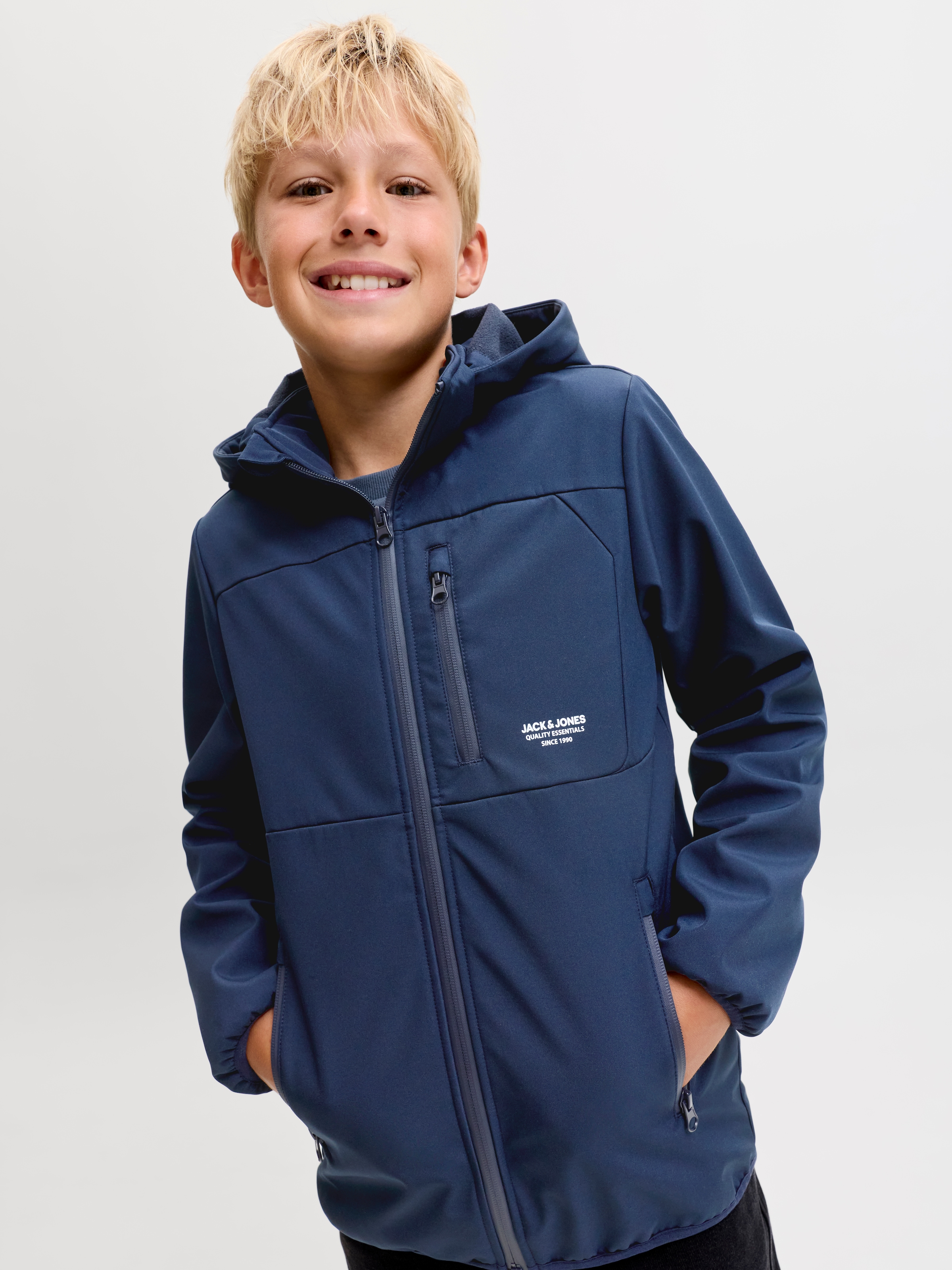 Jack & Jones Junior Veste softshell »JJTHEO wasserabweisend und pflegeleicht für Alltag« avec capuche Polyester, coupe régulière